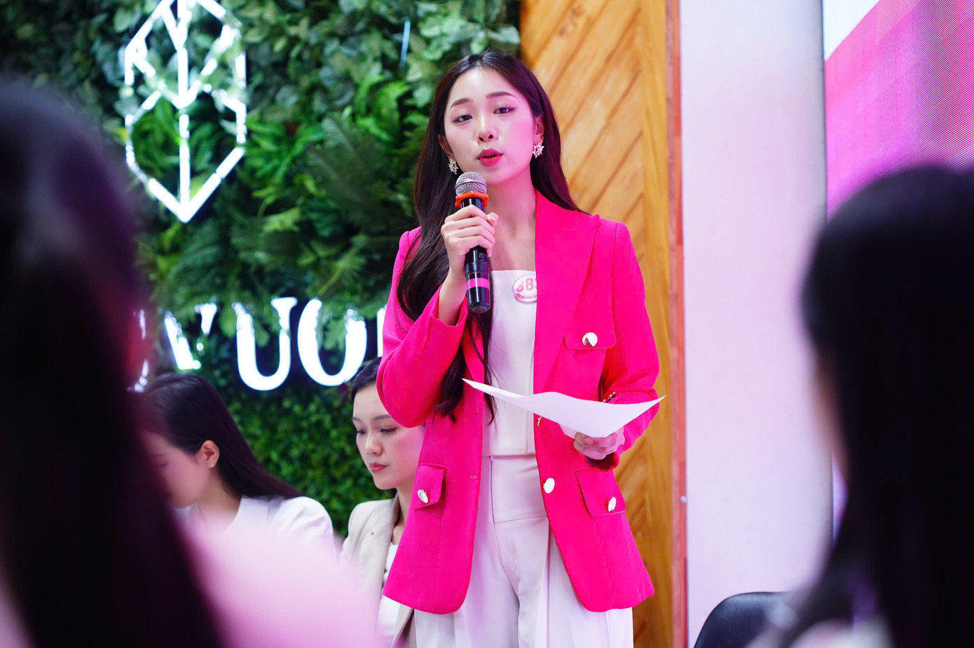 “Khi hùng biện, tranh biện, hãy tạo ra cho mình tâm thế chủ động. Nếu cầm giấy đọc, bạn chỉ là cái máy, không có cảm xúc và màn trình diễn thiếu thuyết phục”, Nguyễn Thị Huyền nhấn mạnh. “Khi hùng biện, tranh biện, hãy tạo ra cho mình tâm thế chủ động. Nếu cầm giấy đọc, bạn chỉ là cái máy, không có cảm xúc và màn trình diễn thiếu thuyết phục”, Nguyễn Thị Huyền nhấn mạnh.