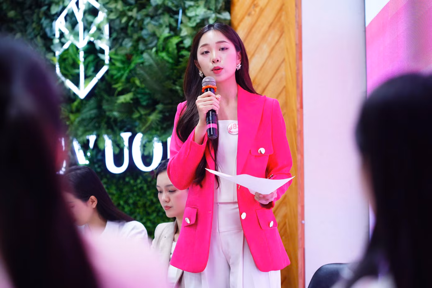 “Khi hùng biện, tranh biện, hãy tạo ra cho mình tâm thế chủ động. Nếu cầm giấy đọc, bạn chỉ là cái máy, không có cảm xúc và màn trình diễn thiếu thuyết phục”, Nguyễn Thị Huyền nhấn mạnh.
