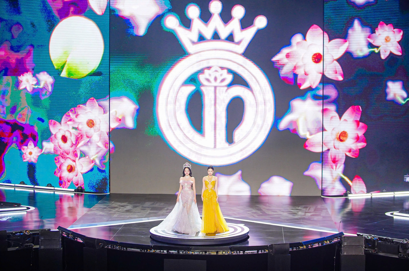 Với mong muốn đem đến cảm xúc bùng nổ cho khán giả, sân khấu được thiết kế hoành tráng, quy mô với đường catwalk dài lấy ý tưởng chuồn chuồn đậu trên lá sen. Đây là cơ hội để thí sinh phô diễn vóc dáng, khả năng trình diễn nhưng cũng là thách thức. Với mong muốn đem đến cảm xúc bùng nổ cho khán giả, sân khấu được thiết kế hoành tráng, quy mô với đường catwalk dài lấy ý tưởng chuồn chuồn đậu trên lá sen. Đây là cơ hội để thí sinh phô diễn vóc dáng, khả năng trình diễn nhưng cũng là thách thức.