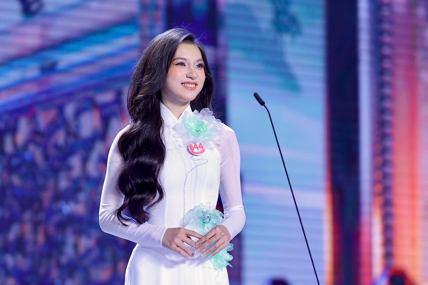 Nguyễn Đỗ Vũ Yến sinh năm 2004, đến từ Tiền Giang, sinh viên Đại học Nguyễn Tất Thành. Nguyễn Đỗ Vũ Yến sinh năm 2004, đến từ Tiền Giang, sinh viên Đại học Nguyễn Tất Thành.