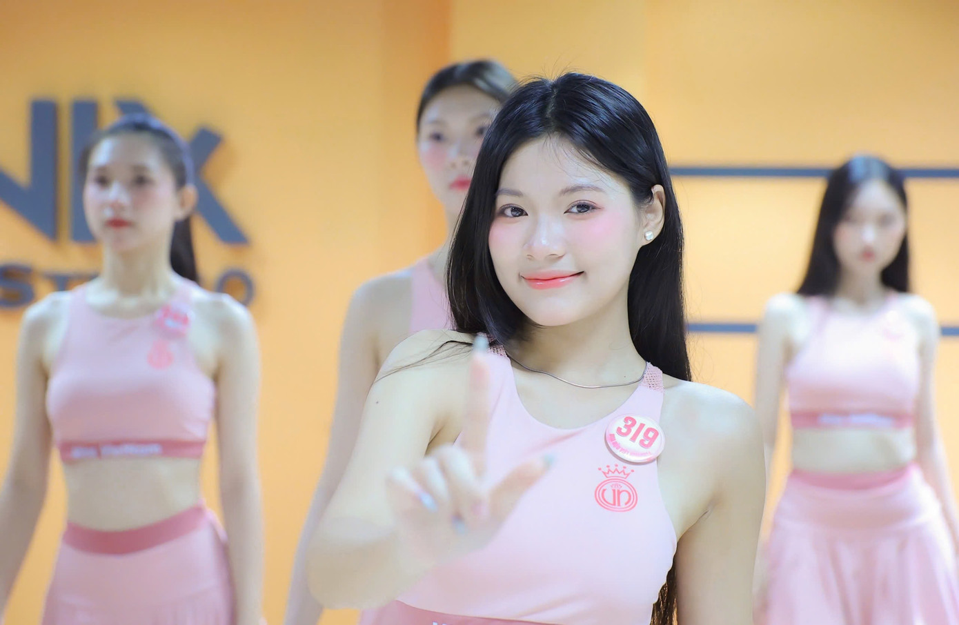 Là sinh viên Đại học Mỹ thuật Công nghiệp, Hồ Yến Linh (SBD 319) cho biết những hoạt động ở Hoa hậu Việt Nam với cô đều lạ lẫm nhưng thú vị. Yến Linh đã học hỏi được nhiều điều bổ ích và có những kỷ niệm đáng nhớ cùng 40 thí sinh còn lại. Là sinh viên Đại học Mỹ thuật Công nghiệp, Hồ Yến Linh (SBD 319) cho biết những hoạt động ở Hoa hậu Việt Nam với cô đều lạ lẫm nhưng thú vị. Yến Linh đã học hỏi được nhiều điều bổ ích và có những kỷ niệm đáng nhớ cùng 40 thí sinh còn lại.