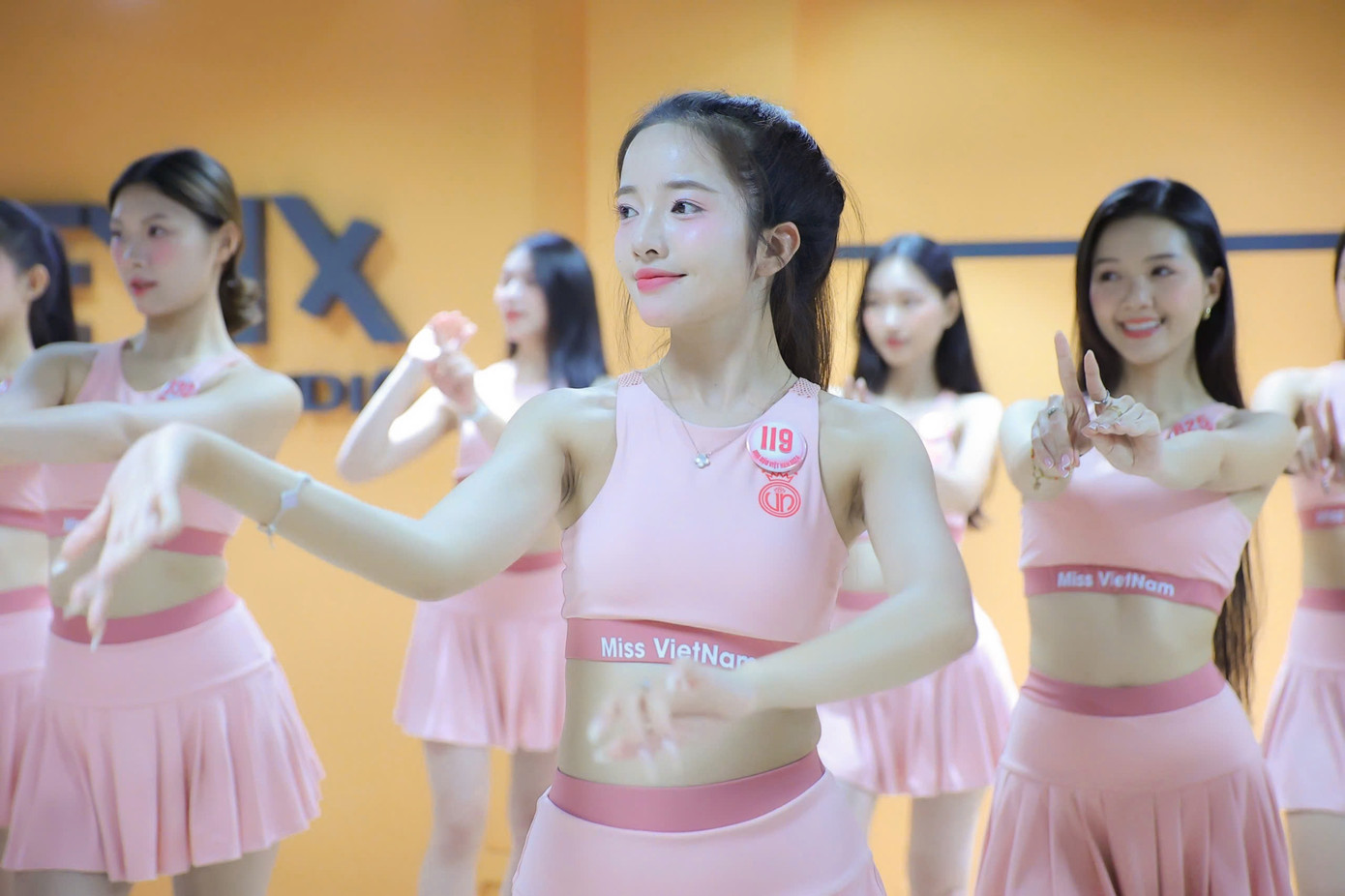 Diện áo crop top và chân váy cùng màu hồng, các thí sinh trông năng lượng và tràn đầy sức sống. Diện áo crop top và chân váy cùng màu hồng, các thí sinh trông năng lượng và tràn đầy sức sống.