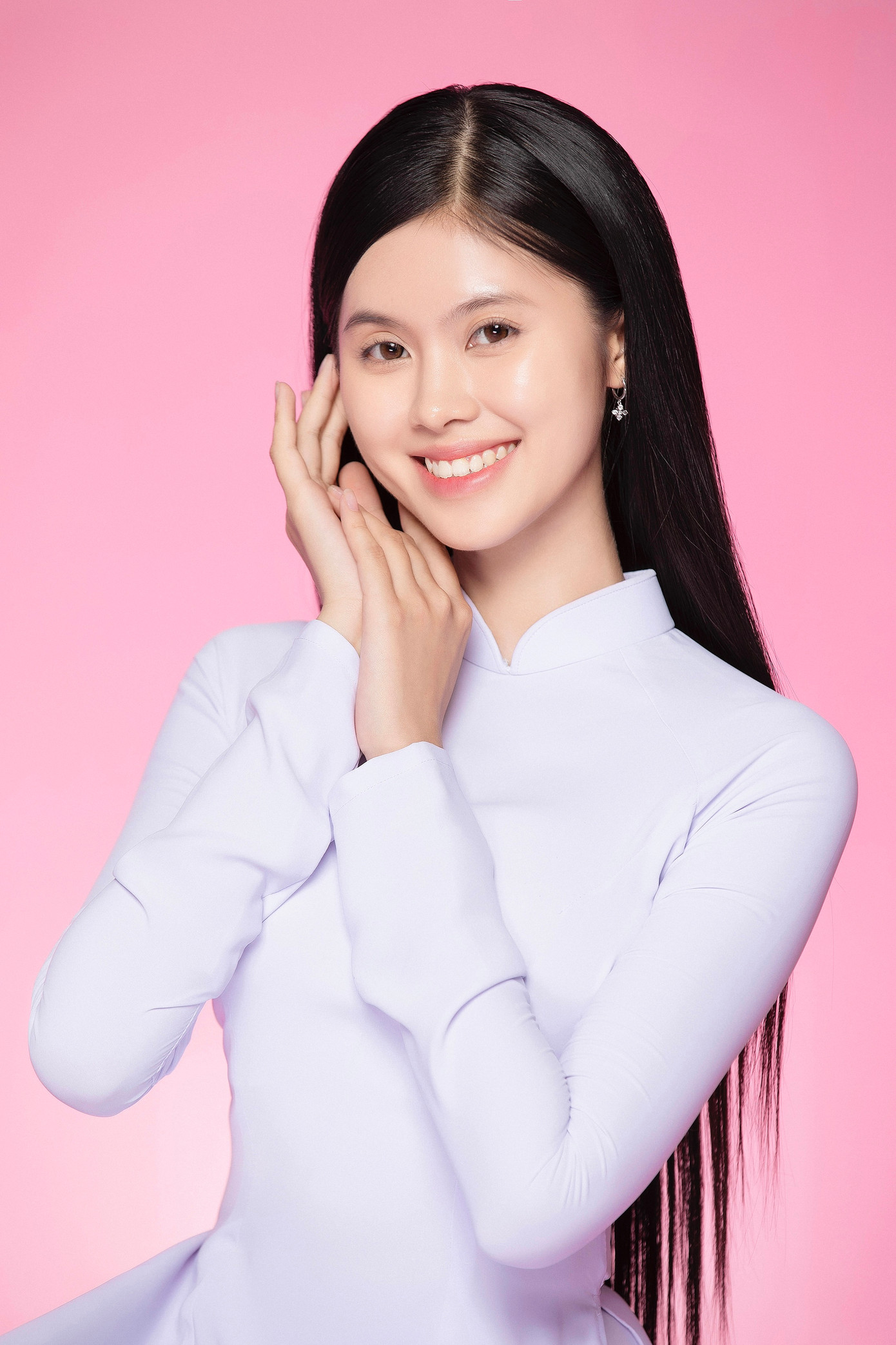 Nguyễn Phương Chi, sinh năm 2005, đến từ Hà Nội. Cô có IELTS 7.0, đang là sinh viên Đại học Thương mại. Võ Đoàn Bảo Hà sinh năm 2002, đến từ Đồng Nai. Cô vừa tốt nghiệp chuyên ngành Logistics và Quản lý Chuỗi cung ứng, Đại học Quốc tế (Đại học Quốc gia TP HCM). Nguyễn Phương Chi, sinh năm 2005, đến từ Hà Nội. Cô có IELTS 7.0, đang là sinh viên Đại học Thương mại. Võ Đoàn Bảo Hà sinh năm 2002, đến từ Đồng Nai. Cô vừa tốt nghiệp chuyên ngành Logistics và Quản lý Chuỗi cung ứng, Đại học Quốc tế (Đại học Quốc gia TP HCM).