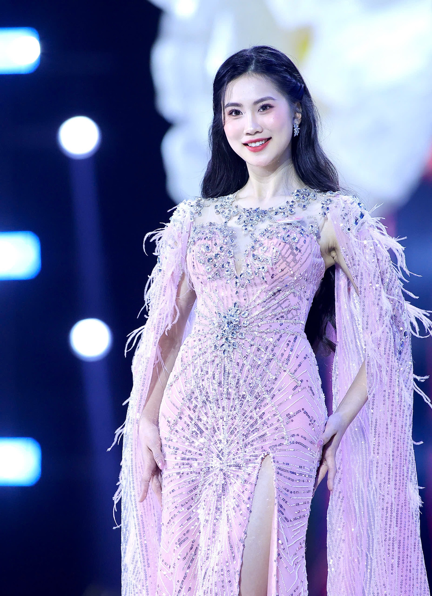 Là một trong những thí sinh nhỏ tuổi nhất, Nguyễn Thị Thu Hằng (926) sở hữu chiều cao 1,75 m và số đo ba vòng 78-59-91 cm. Là một trong những thí sinh nhỏ tuổi nhất, Nguyễn Thị Thu Hằng (926) sở hữu chiều cao 1,75 m và số đo ba vòng 78-59-91 cm.