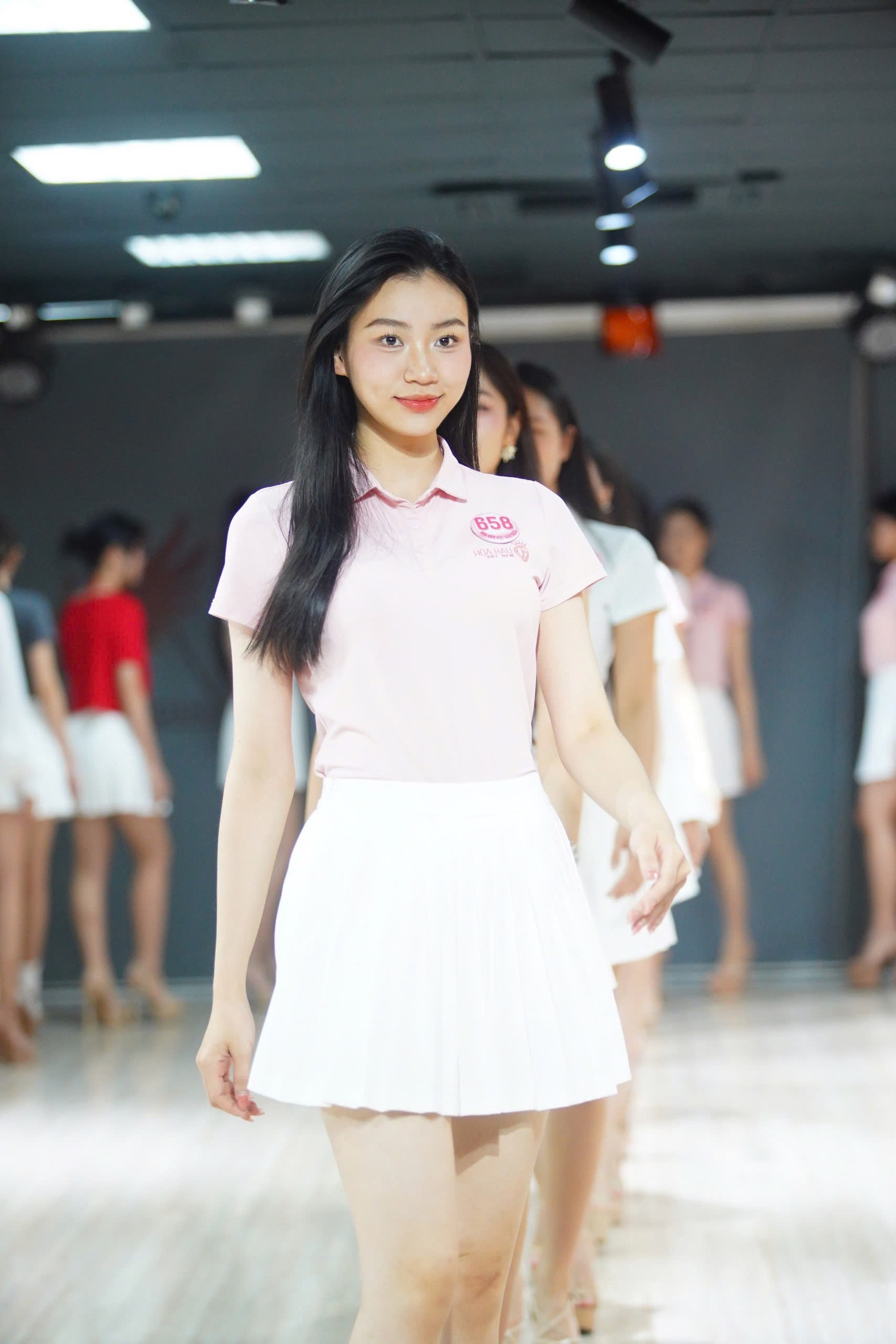 Huyền Cơ sở hữu chiều cao 1,71 m và số đo ba vòng lần lượt là 81-58-91 cm.