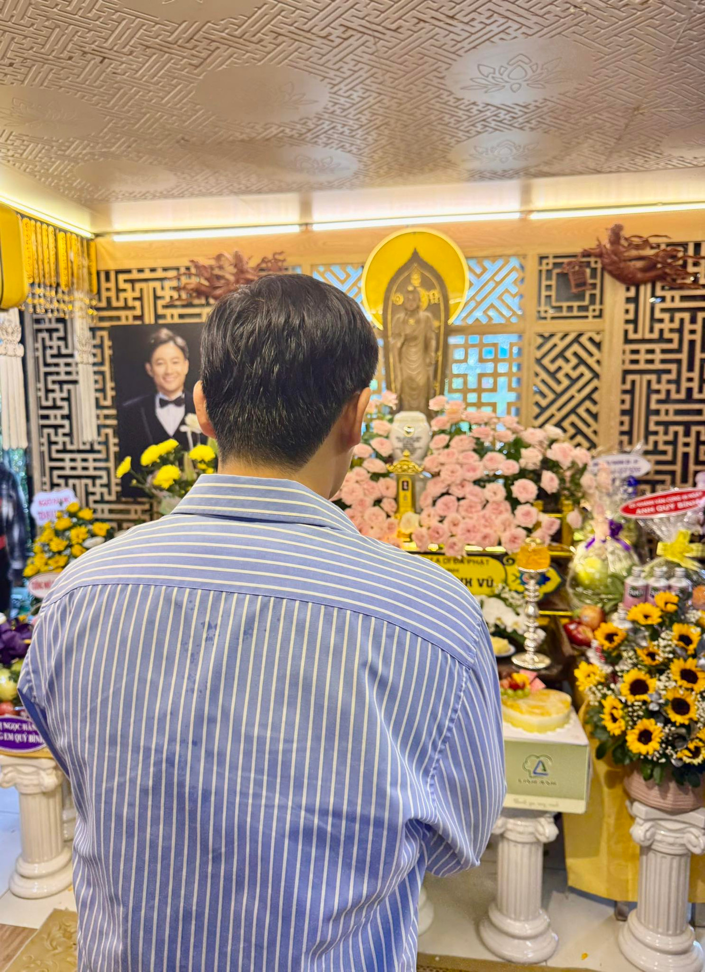 Ảnh trái: Minh Luân tới thắp nhang cho Quý Bình trong lễ cúng 49 ngày. Ảnh phải: Trương Nam Thành làm lễ cúng cho Quý Bình tại gia. Ảnh trái: Minh Luân tới thắp nhang cho Quý Bình trong lễ cúng 49 ngày. Ảnh phải: Trương Nam Thành làm lễ cúng cho Quý Bình tại gia.