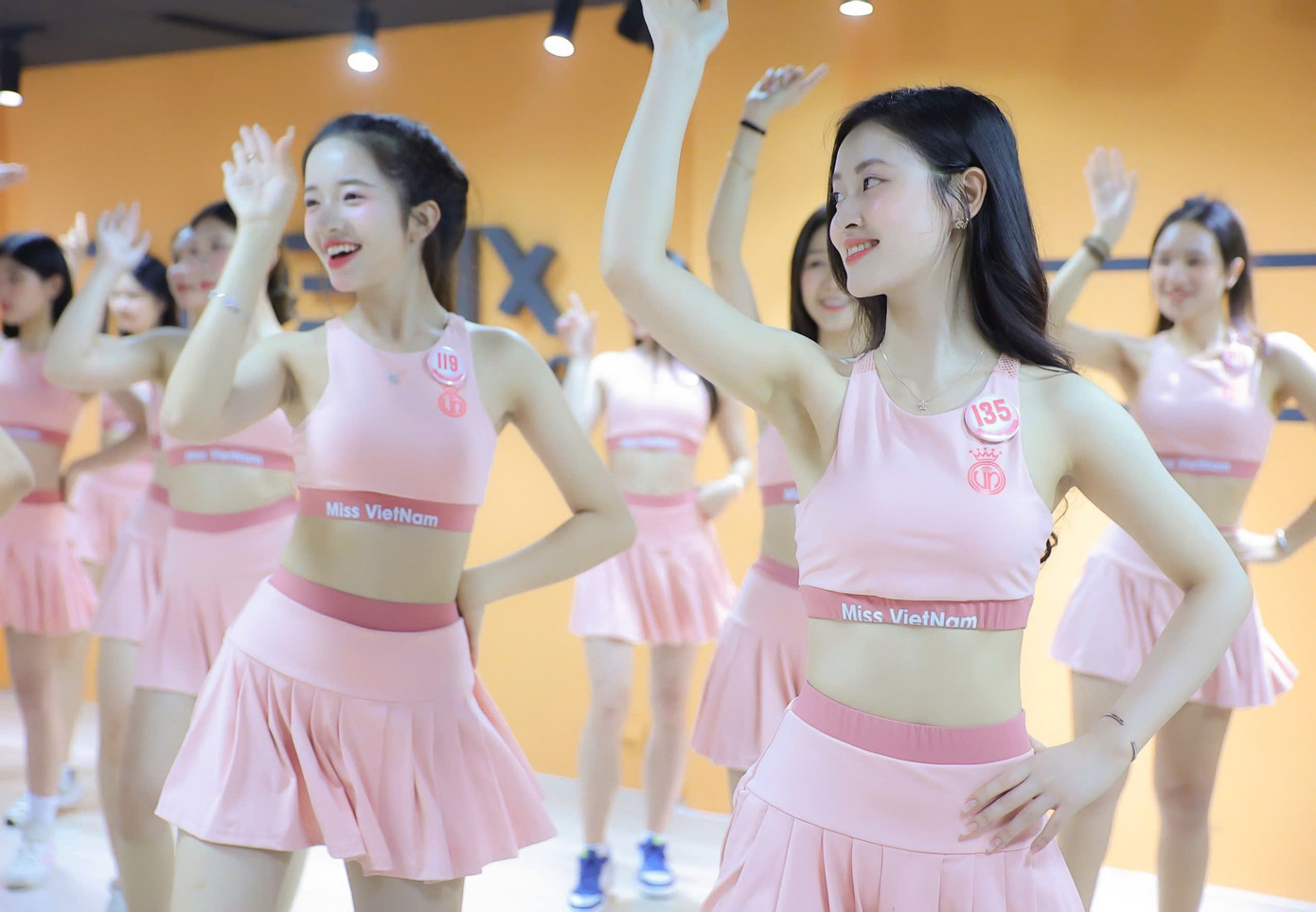 Là cô gái có nhiều tài lẻ như hát, múa, diễn xuất... buổi tập vũ đạo ở Hoa hậu Việt Nam không thể làm khó Thanh Bình (SBD 119). Là cô gái có nhiều tài lẻ như hát, múa, diễn xuất... buổi tập vũ đạo ở Hoa hậu Việt Nam không thể làm khó Thanh Bình (SBD 119).