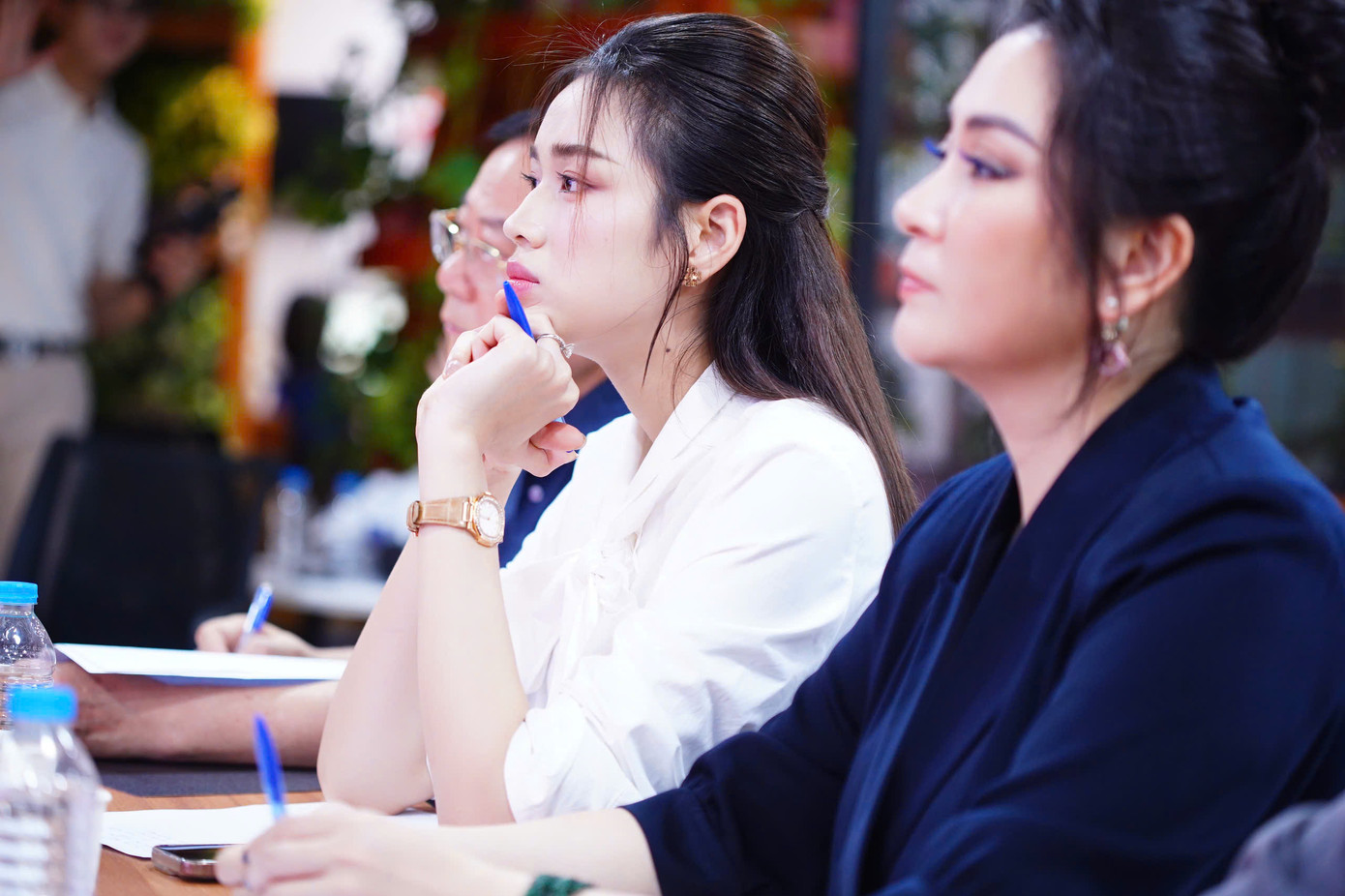 Tận thấy thí sinh thể hiện khả năng hùng biện, tranh biện, Hoa hậu Nguyễn Thị Huyền tin rằng cuộc thi năm nay sẽ chọn được người xứng đáng cho ngôi vị cao nhất. Tận thấy thí sinh thể hiện khả năng hùng biện, tranh biện, Hoa hậu Nguyễn Thị Huyền tin rằng cuộc thi năm nay sẽ chọn được người xứng đáng cho ngôi vị cao nhất.