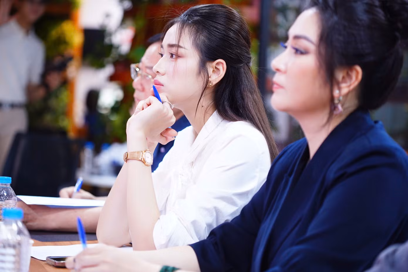 Tận thấy thí sinh thể hiện khả năng hùng biện, tranh biện, Hoa hậu Nguyễn Thị Huyền tin rằng cuộc thi năm nay sẽ chọn được người xứng đáng cho ngôi vị cao nhất.