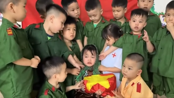 Trẻ mầm non diễn hoạt cảnh chiến tranh. Ảnh: Chụp màn hình. Trẻ mầm non diễn hoạt cảnh chiến tranh. Ảnh: Chụp màn hình.