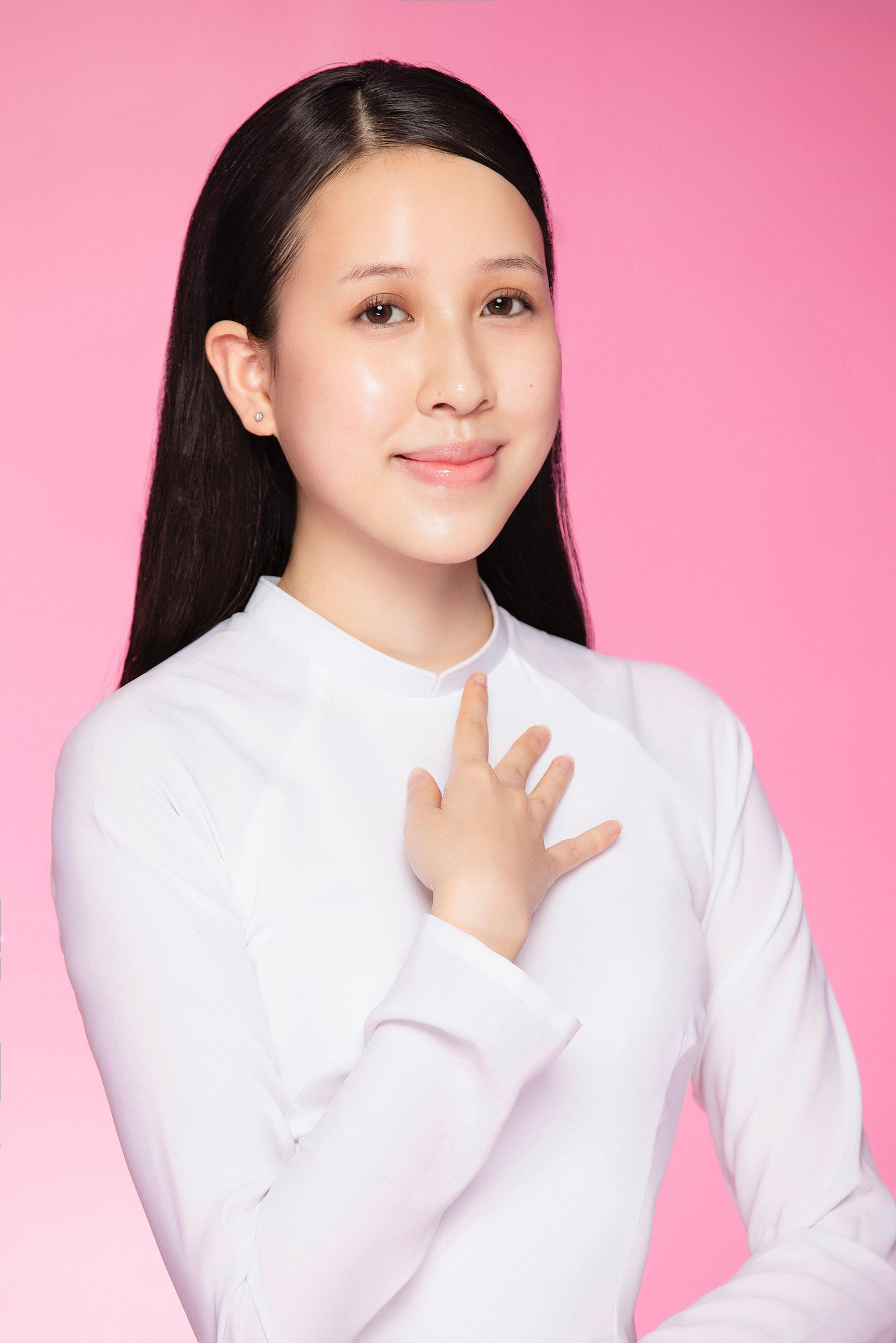 Thí sinh Hà Thu Trang sinh năm 2003, đến từ Cao Bằng, sinh viên Đại học RMIT. Cô là cựu học sinh chuyên Anh - THPT Chuyên Cao Bằng, đạt điểm TOEIC 960/990 trong lần thi đầu tiên. Hoàng Quý Lan sinh năm 2003, đến từ Cao Bằng, sinh viên Đại học Ngoại thương Hà Nội. Cô có thể nói hai ngoại ngữ là tiếng Anh và tiếng Đức.