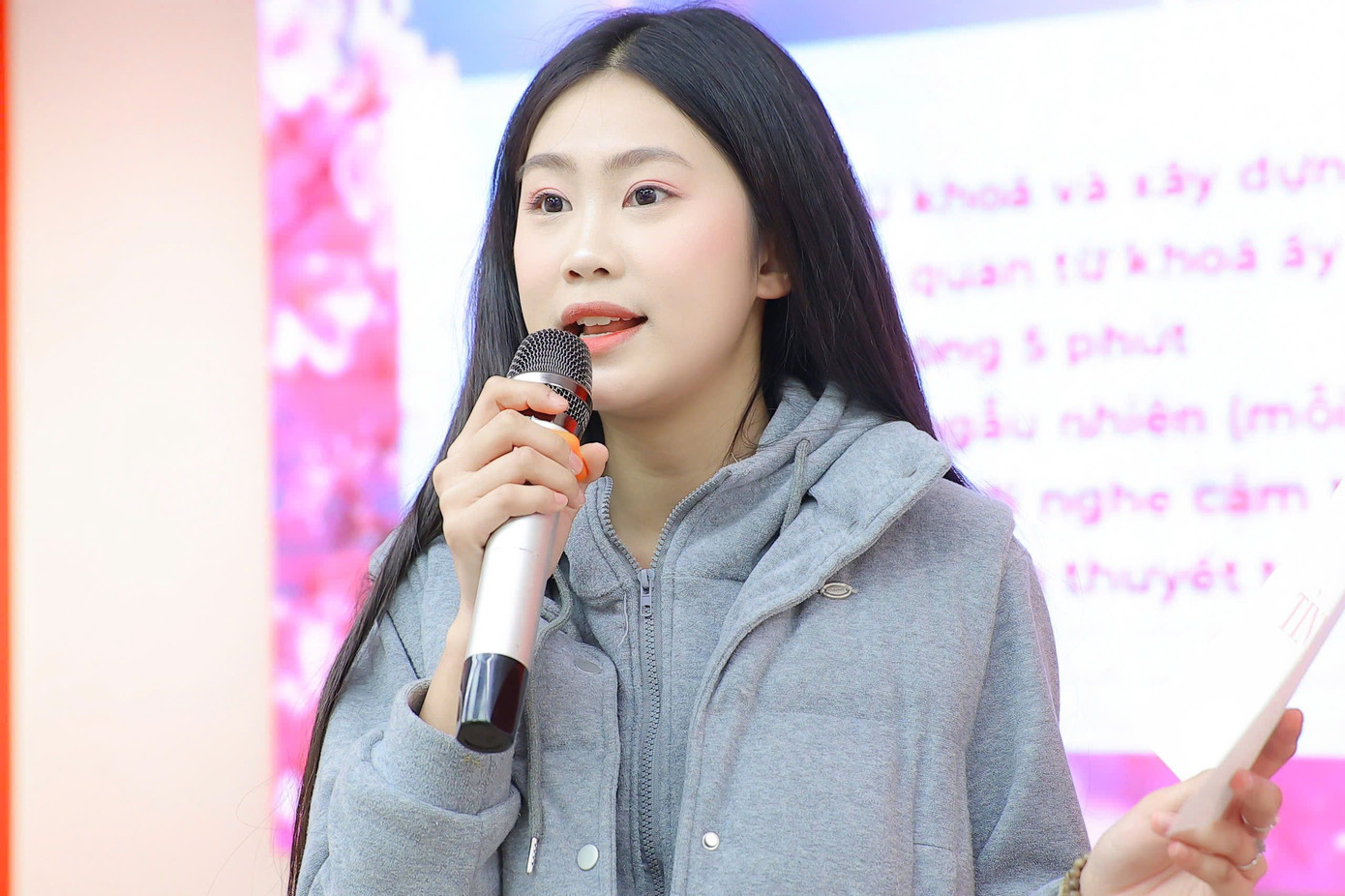 Thuộc nhóm sinh nhỏ tuổi nhất, Nguyễn Thị Thu Hằng (SBD 926) thuyết trình về chủ đề Tình thân. "Tình thân gắn kết con người với con người, đó là sự đồng hành về tinh thần để chúng ta vượt qua mọi khó khăn, thử thách", cô chia sẻ.