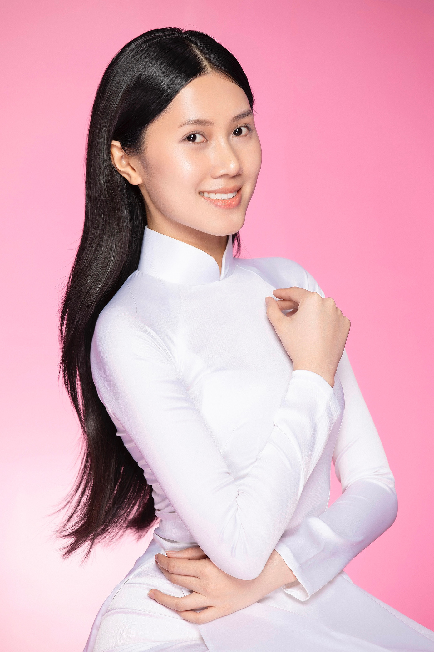 Bùi Thùy Nhiên sinh năm 2002, đến từ Vĩnh Long, là sinh viên Đại học Kinh tế Quốc dân Hà Nội. Cô thông thạo tiếng Anh, có khả năng thuyết trình, múa hát và chăm chỉ tham gia các hoạt động xã hội. Thí sinh Nguyễn Thu Thảo, sinh năm 2005, đến từ Tuyên Quang, sinh viên Đại học Kinh tế Quốc dân. Với chiều cao 1,77 m , Thu Thảo theo đuổi sự nghiệp người mẫu và trình diễn cho nhiều thương hiệu, nhà thiết kế. Bùi Thùy Nhiên sinh năm 2002, đến từ Vĩnh Long, là sinh viên Đại học Kinh tế Quốc dân Hà Nội. Cô thông thạo tiếng Anh, có khả năng thuyết trình, múa hát và chăm chỉ tham gia các hoạt động xã hội. Thí sinh Nguyễn Thu Thảo, sinh năm 2005, đến từ Tuyên Quang, sinh viên Đại học Kinh tế Quốc dân. Với chiều cao 1,77 m , Thu Thảo theo đuổi sự nghiệp người mẫu và trình diễn cho nhiều thương hiệu, nhà thiết kế.