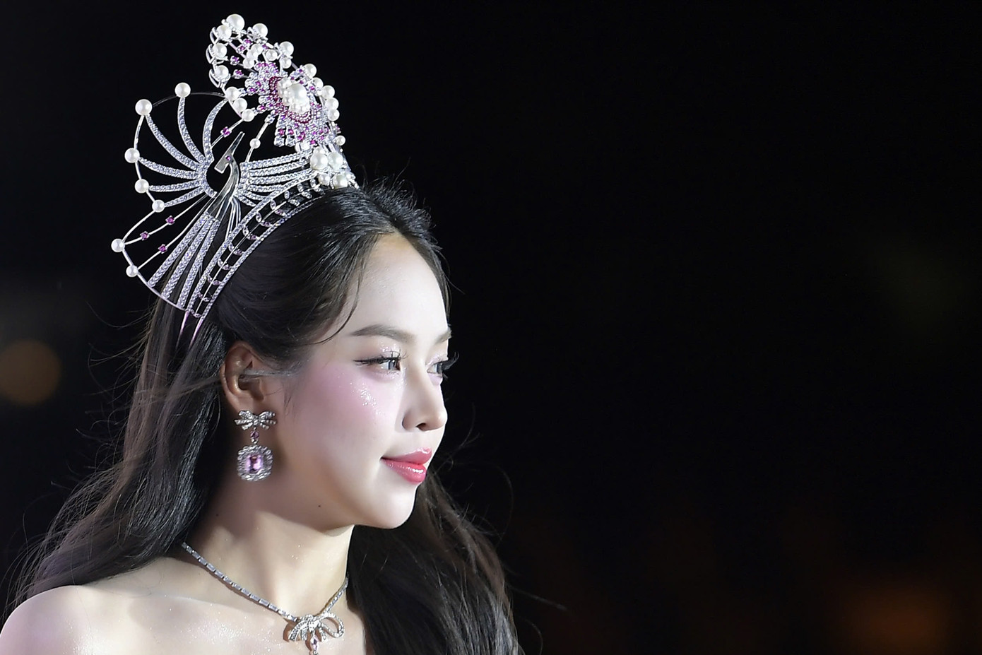 Trên thảm đỏ, Thanh Thủy diện váy cúp ngực khoe bờ vai trần gợi cảm và vẻ đẹp quyến rũ ở tuổi 23.