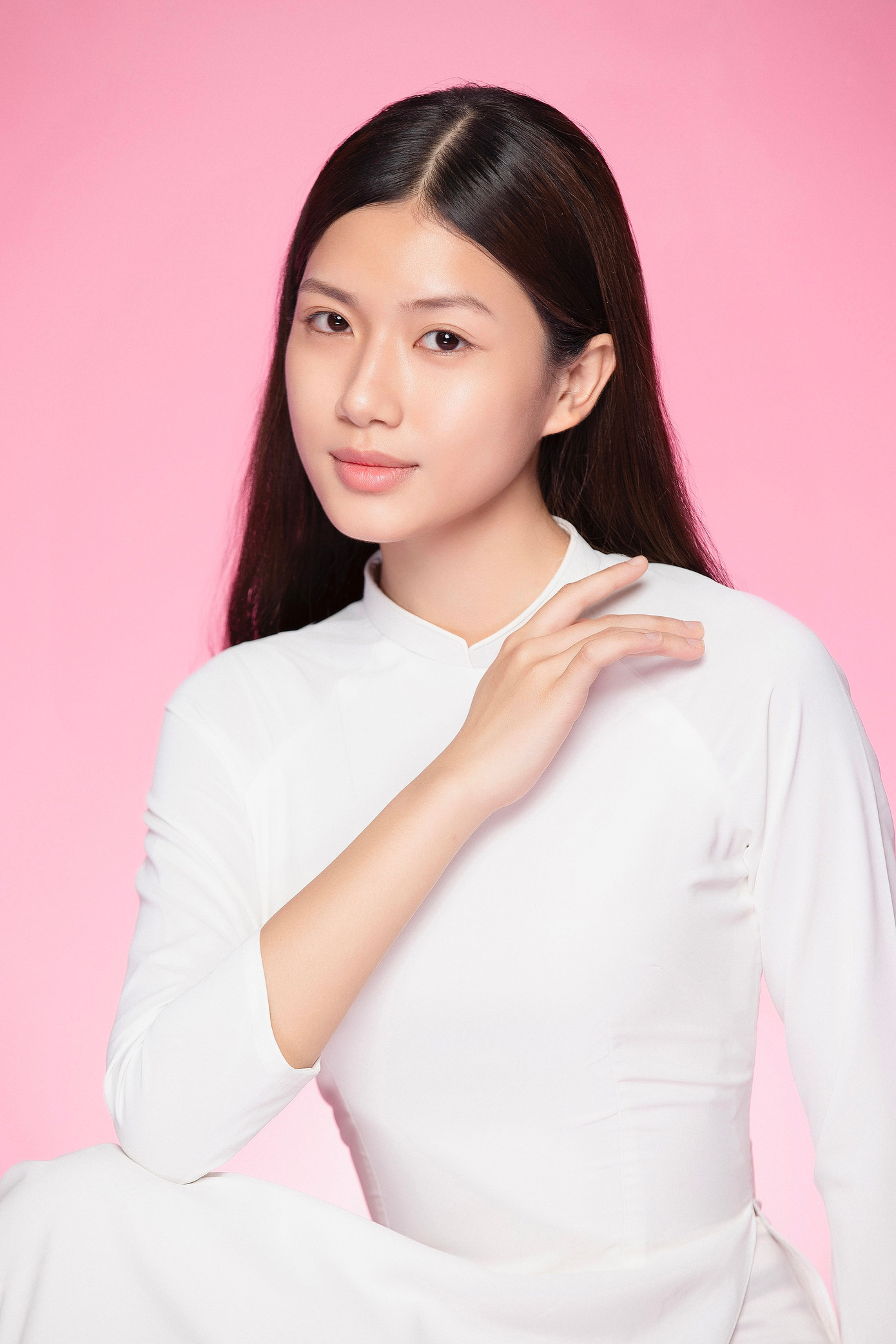 Nguyễn Thanh Thảo sinh năm 2006, đến từ Hà Nội, là sinh viên năm nhất chuyên ngành Luật thương mại quốc tế của Học viện Ngoại giao. Thanh Thảo biết 2 ngoại ngữ, có điểm IELTS 7.5, có thể giao tiếp tốt bằng tiếng Pháp. Cô từng giành giải Vàng tại Liên hoan Nghệ thuật châu Á - Thái Bình Dương 2019. Nguyễn Ngọc Anh sinh năm 2006, đến từ Hải Phòng, hiện là sinh viên Đại học Kinh tế - Đại học Quốc gia Hà Nội. Cô là Á khôi 2 UEB Charming. Nguyễn Thanh Thảo sinh năm 2006, đến từ Hà Nội, là sinh viên năm nhất chuyên ngành Luật thương mại quốc tế của Học viện Ngoại giao. Thanh Thảo biết 2 ngoại ngữ, có điểm IELTS 7.5, có thể giao tiếp tốt bằng tiếng Pháp. Cô từng giành giải Vàng tại Liên hoan Nghệ thuật châu Á - Thái Bình Dương 2019. Nguyễn Ngọc Anh sinh năm 2006, đến từ Hải Phòng, hiện là sinh viên Đại học Kinh tế - Đại học Quốc gia Hà Nội. Cô là Á khôi 2 UEB Charming.