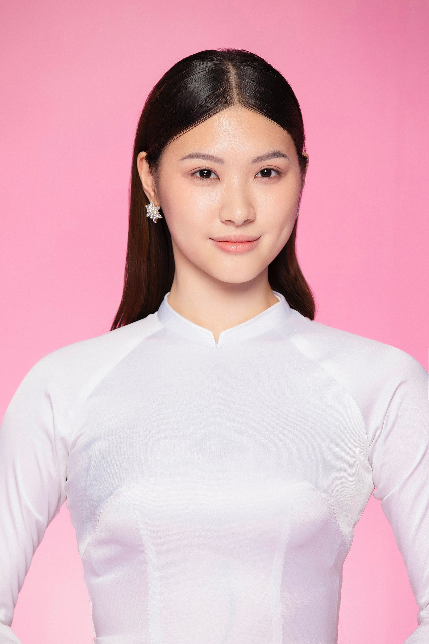 Bùi Thùy Nhiên sinh năm 2002, đến từ Vĩnh Long, là sinh viên Đại học Kinh tế Quốc dân Hà Nội. Cô thông thạo tiếng Anh, có khả năng thuyết trình, múa hát và chăm chỉ tham gia các hoạt động xã hội. Thí sinh Nguyễn Thu Thảo, sinh năm 2005, đến từ Tuyên Quang, sinh viên Đại học Kinh tế Quốc dân. Với chiều cao 1,77 m , Thu Thảo theo đuổi sự nghiệp người mẫu và trình diễn cho nhiều thương hiệu, nhà thiết kế. Bùi Thùy Nhiên sinh năm 2002, đến từ Vĩnh Long, là sinh viên Đại học Kinh tế Quốc dân Hà Nội. Cô thông thạo tiếng Anh, có khả năng thuyết trình, múa hát và chăm chỉ tham gia các hoạt động xã hội. Thí sinh Nguyễn Thu Thảo, sinh năm 2005, đến từ Tuyên Quang, sinh viên Đại học Kinh tế Quốc dân. Với chiều cao 1,77 m , Thu Thảo theo đuổi sự nghiệp người mẫu và trình diễn cho nhiều thương hiệu, nhà thiết kế.