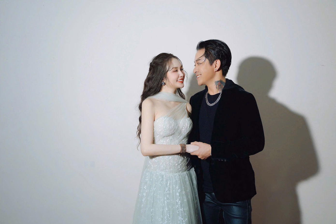 Hình ảnh Tuấn Hưng và vợ tham dự sự kiện do Thu Hương đăng tải. Hình ảnh Tuấn Hưng và vợ tham dự sự kiện do Thu Hương đăng tải.