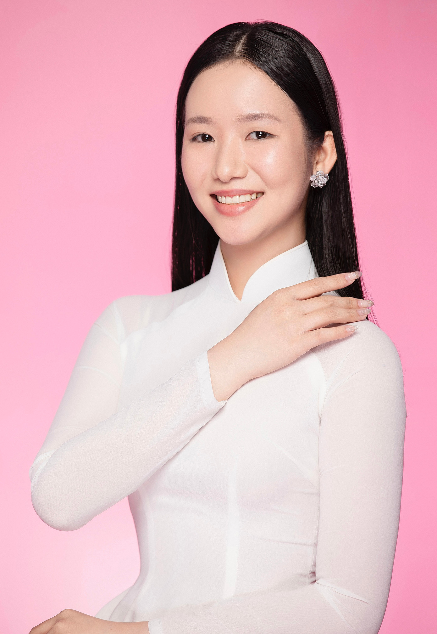 Thí sinh Lê Thị Mỹ Dung sinh năm 2001, đến từ Kiên Giang, là diễn viên, MC, người mẫu tự do. Người đẹp tốt nghiệp Khoa Kịch Đại học Sân khấu Điện ảnh năm 2023. Thí sinh Nguyễn Phương Nhi sinh năm 2003, đến từ Huế, sinh viên Đại học Kinh tế - Đại học Đà Nẵng. Cô là Á khôi 2 cuộc thi Hoa khôi Sinh viên Việt Nam khu vực miền Trung - Tây Nguyên 2023. Cô có trình độ IELTS 7.5.