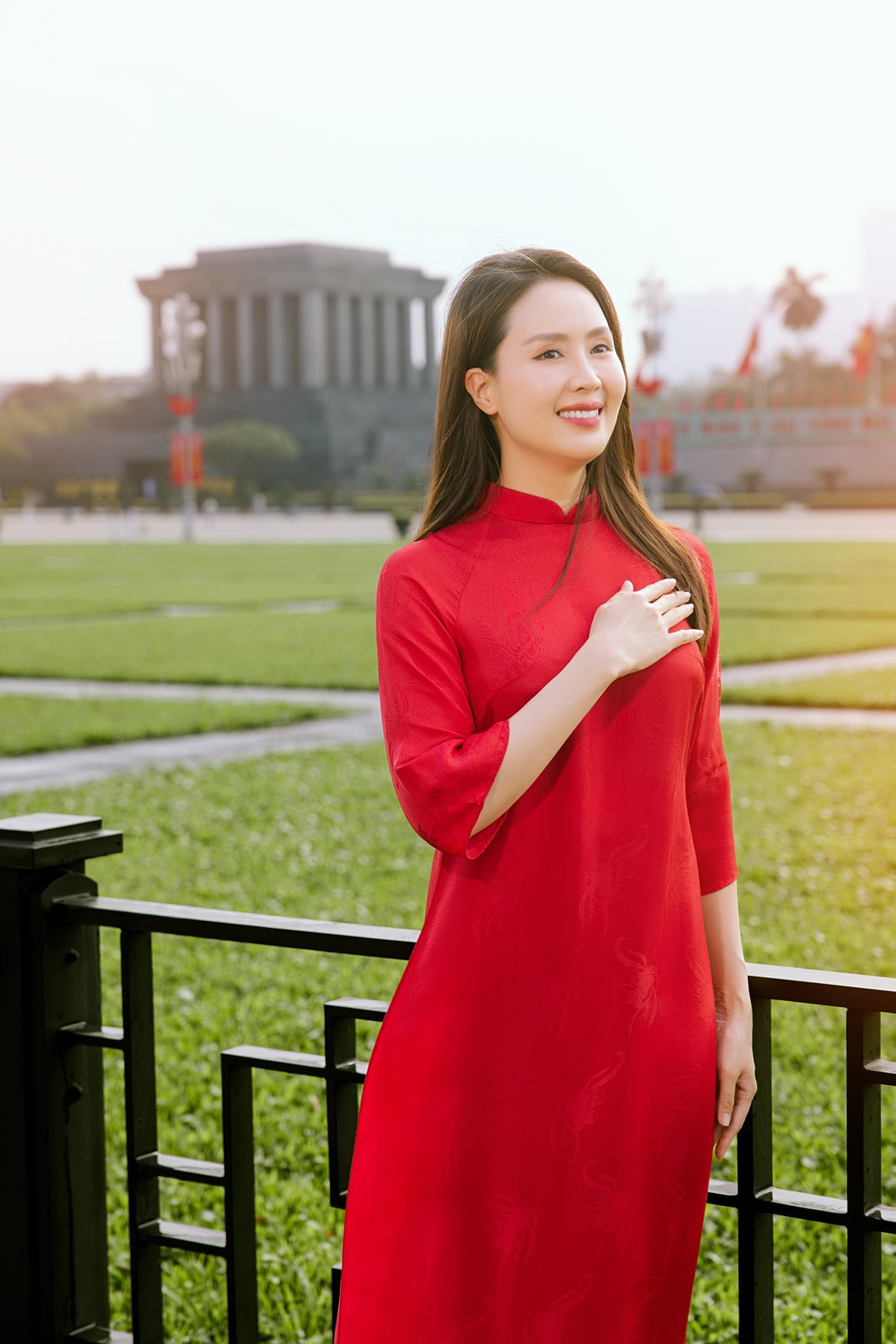 Diễn viên Hồng Diễm thực hiện bộ ảnh kỷ niệm tại Lăng Chủ tịch Hồ Chí Minh. Cô viết: "Chào mừng Kỷ niệm 50 năm Ngày Giải phóng miền Nam, thống nhất đất nước (30/4/1975-30/4/2025). Tôi không làm được điều gì lớn lao cho đất nước tôi, nhưng tôi yêu nước nồng nàn và luôn tự hào hai tiếng Việt Nam".