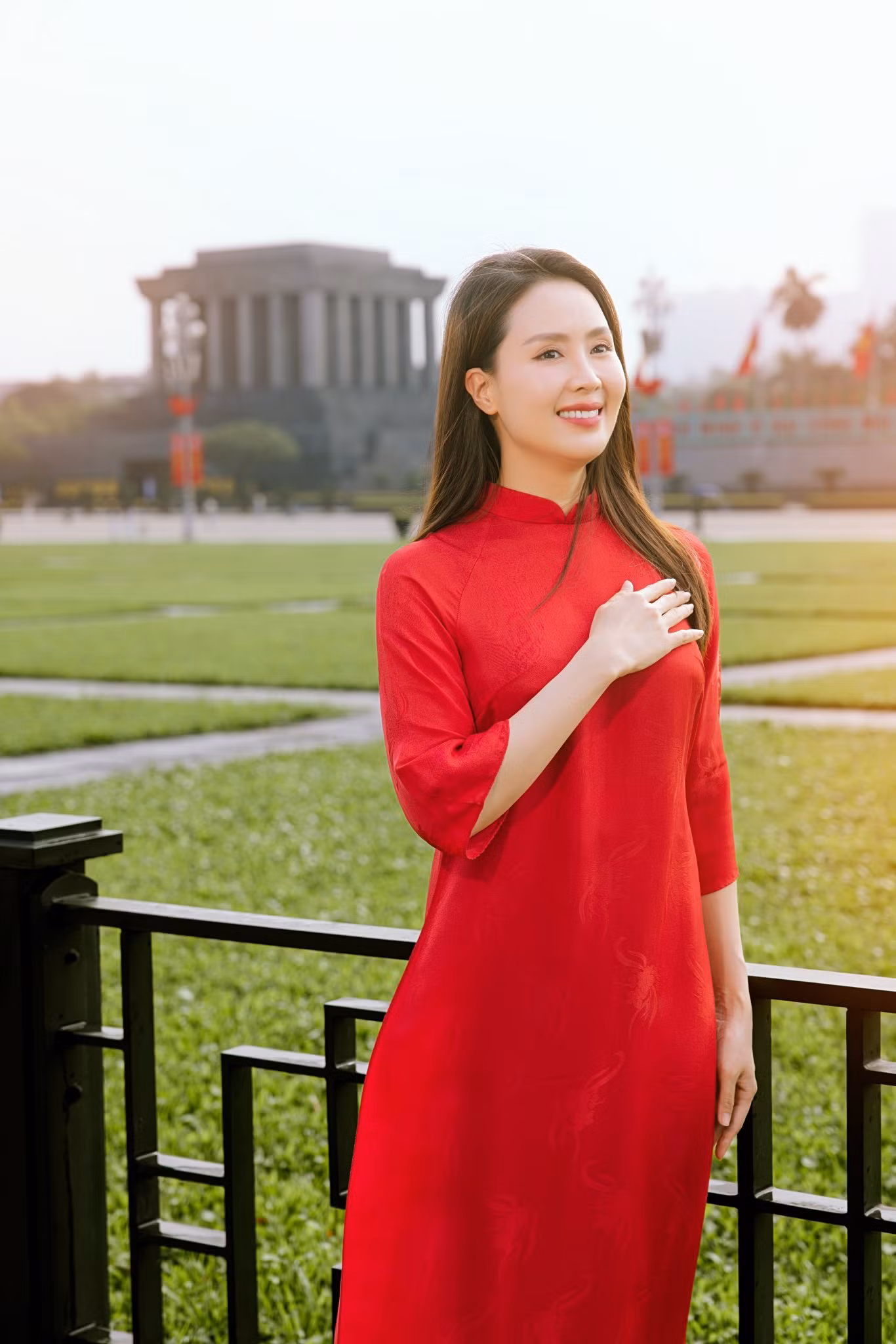 Diễn viên Hồng Diễm thực hiện bộ ảnh kỷ niệm tại Lăng Chủ tịch Hồ Chí Minh. Cô viết: "Chào mừng Kỷ niệm 50 năm Ngày Giải phóng miền Nam, thống nhất đất nước (30/4/1975-30/4/2025). Tôi không làm được điều gì lớn lao cho đất nước tôi, nhưng tôi yêu nước nồng nàn và luôn tự hào hai tiếng Việt Nam".