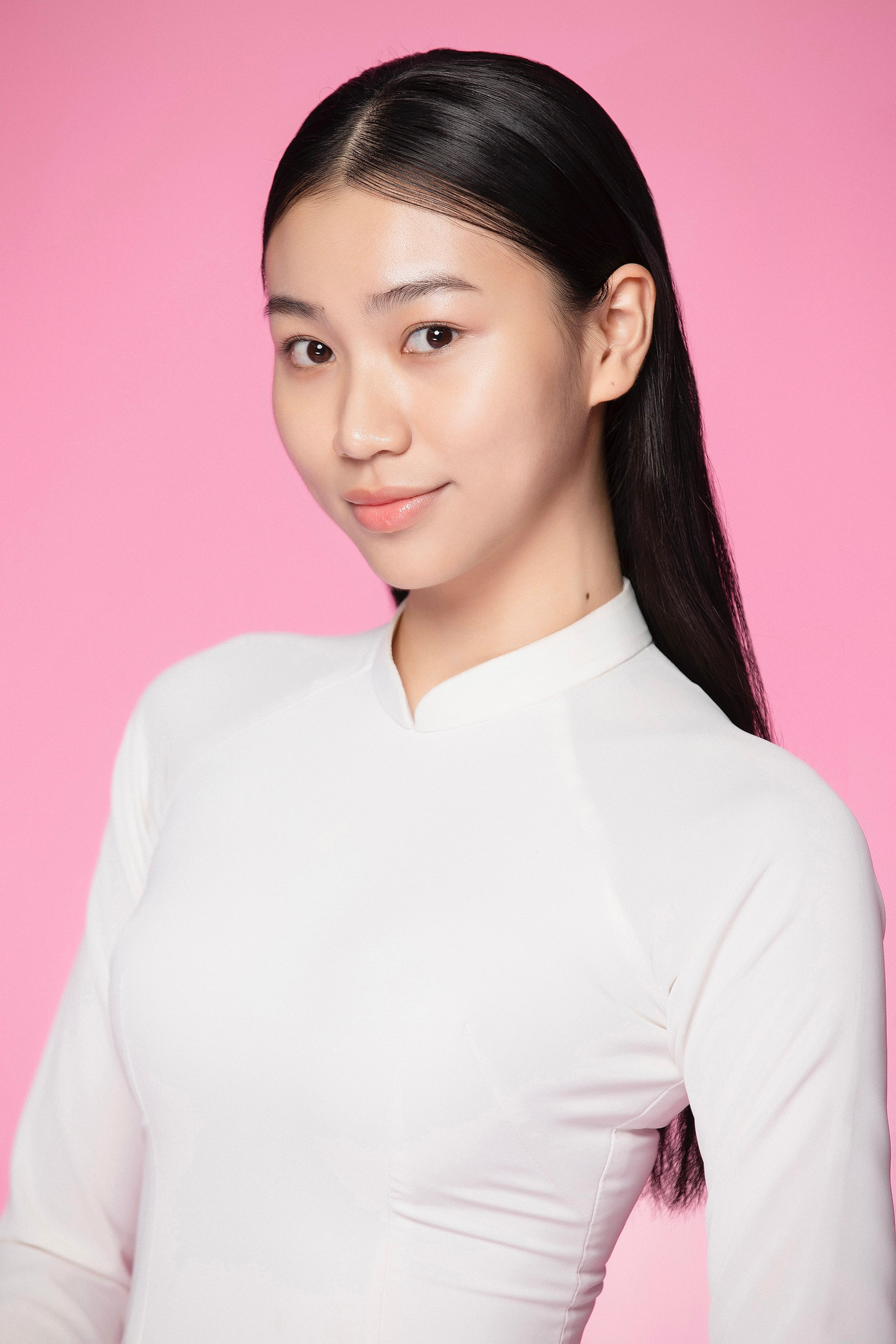 Trịnh Vũ Hồng Duyên sinh năm 2004, đến từ Thanh Hóa, sinh viên Đại học Anh Quốc Việt Nam. Đến với cuộc thi Hoa hậu Việt Nam 2024, Hồng Duyên mong muốn chinh phục ngôi vị cao nhất. Trần Thị Huyền Cơ sinh năm 2003, đến từ Nghệ An, sinh viên Đại học Tài chính - Marketing TP HCM. Cô là Á khôi cuộc thi Nét đẹp sinh viên Đại học Tài chính Marketing năm 2023.