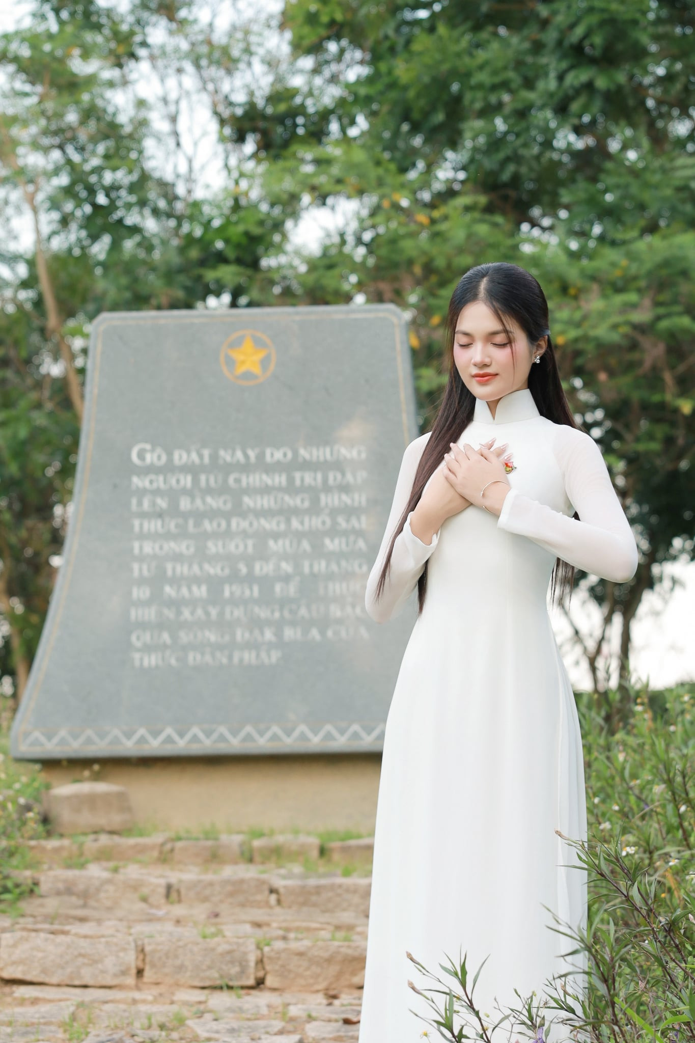 Hay Gò Đất tại Ngục Kon Tum được diễn giải: “Gò Đất này do những người tù chính trị đắp lên bằng những hình thức lao động khổ sai trong suốt mùa mưa từ tháng 5 đến tháng 10 năm 1931 để thực hiện xây dựng cầu bắc qua sông Đăk Bla”. Hay Gò Đất tại Ngục Kon Tum được diễn giải: “Gò Đất này do những người tù chính trị đắp lên bằng những hình thức lao động khổ sai trong suốt mùa mưa từ tháng 5 đến tháng 10 năm 1931 để thực hiện xây dựng cầu bắc qua sông Đăk Bla”.