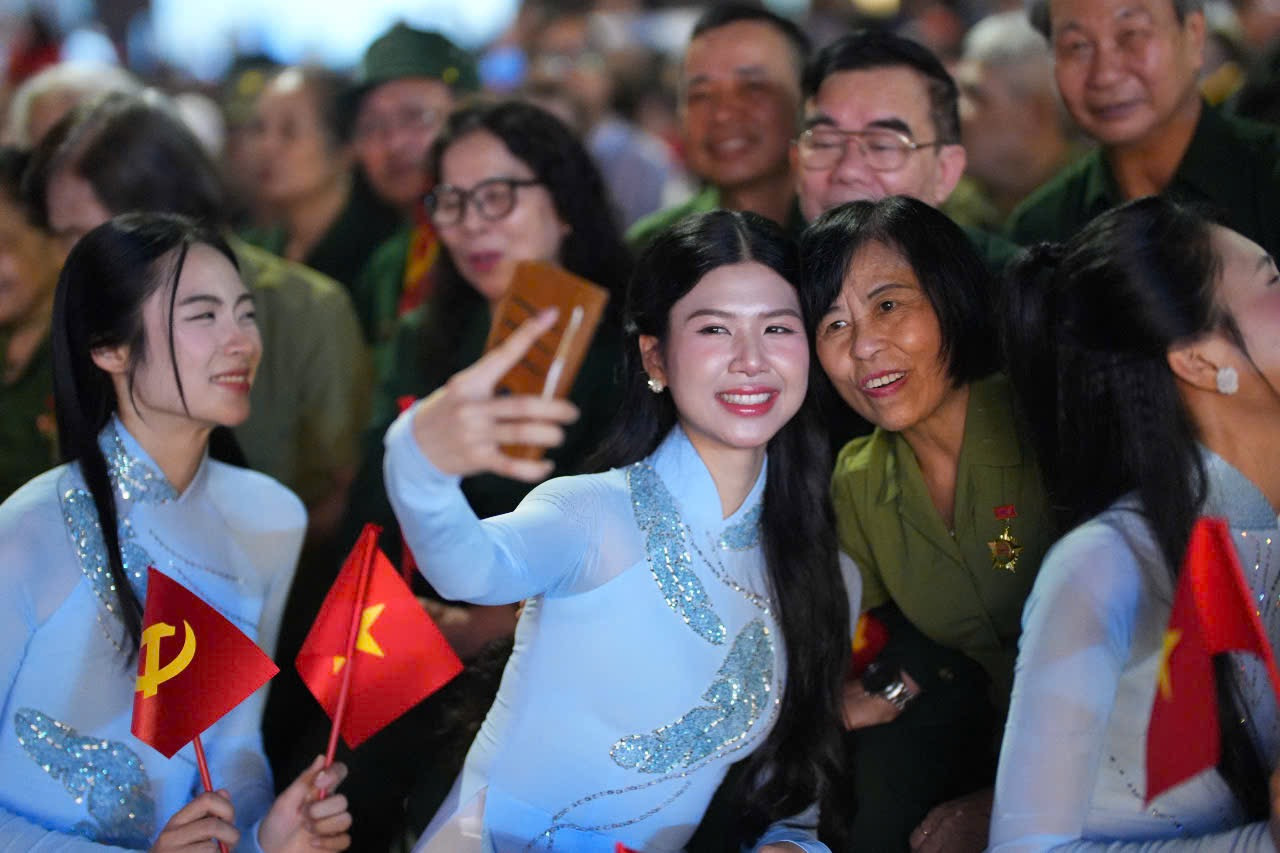 “Tôi thực sự xúc động khi được tham gia chương trình Vang mãi khúc khải hoàn, đặc biệt trong bối cảnh toàn dân, toàn quân hướng về kỷ niệm 50 năm Ngày Giải phóng miền Nam, thống nhất đất nước. Tôi tự hào là người Việt Nam, thế hệ tiên phong xây dựng và phát triển đất nước trong thời đại mới”, thí sinh Đinh Hoàng Linh Đan chia sẻ.