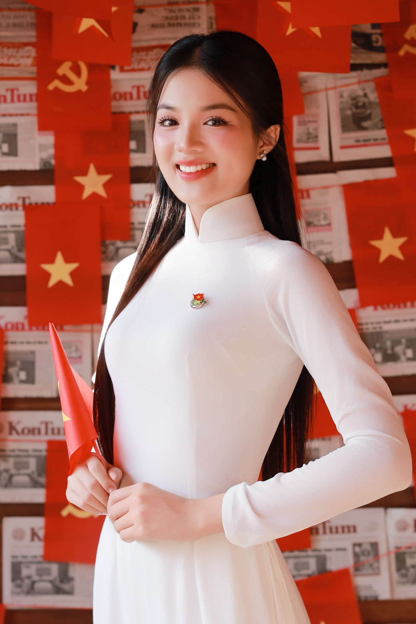 “Dịp này hay ngày lễ tết, gia đình tôi luôn thiếu một thành viên vì bố là một quân nhân. Tuy nhiên, tôi và gia đình tự hào khi bố là người lính, luôn vững tay súng để bảo vệ biên cương, bờ cõi, góp phần gìn giữ hòa bình đất nước. Trong dịp Kỷ niệm 50 năm Ngày Giải phóng miền Nam, thống nhất đất nước, bố tôi cùng đồng đội được trao Huy chương chiến sĩ vẻ vang cho nhiều năm cống hiến ở quân ngũ. Đó là niềm tự hào của bố và gia đình tôi”, Minh Thu chia sẻ. “Dịp này hay ngày lễ tết, gia đình tôi luôn thiếu một thành viên vì bố là một quân nhân. Tuy nhiên, tôi và gia đình tự hào khi bố là người lính, luôn vững tay súng để bảo vệ biên cương, bờ cõi, góp phần gìn giữ hòa bình đất nước. Trong dịp Kỷ niệm 50 năm Ngày Giải phóng miền Nam, thống nhất đất nước, bố tôi cùng đồng đội được trao Huy chương chiến sĩ vẻ vang cho nhiều năm cống hiến ở quân ngũ. Đó là niềm tự hào của bố và gia đình tôi”, Minh Thu chia sẻ.