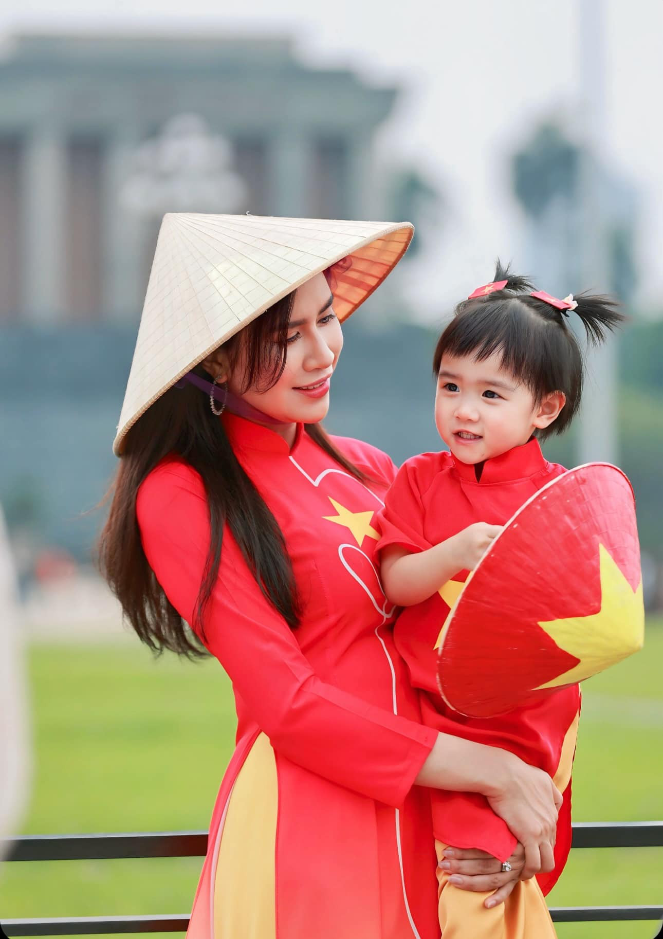 Trúc Mai chia sẻ trang phục chụp ảnh được cô đặt mua sẵn. Nữ diễn viên dự định chụp một số hình ảnh bằng điện thoại nhằm lưu giữ làm kỷ niệm. Tuy nhiên, vì thấy hai mẹ con dễ thương nên được một người gặp tình cờ chụp tặng vài bức ảnh. Trúc Mai chia sẻ trang phục chụp ảnh được cô đặt mua sẵn. Nữ diễn viên dự định chụp một số hình ảnh bằng điện thoại nhằm lưu giữ làm kỷ niệm. Tuy nhiên, vì thấy hai mẹ con dễ thương nên được một người gặp tình cờ chụp tặng vài bức ảnh.