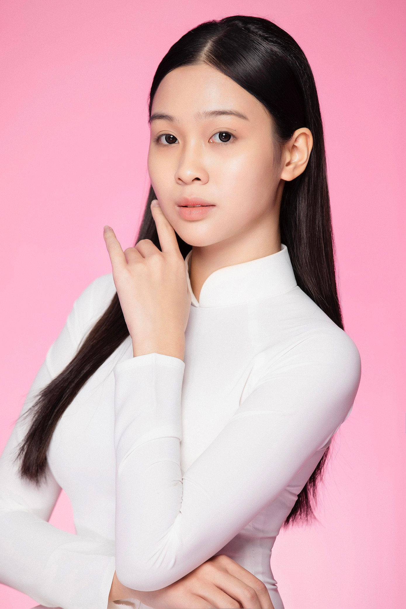 Thí sinh Nguyễn Thị Vân Nhi sinh năm 2005, đến từ Hải Phòng, sinh viên Đại học Phenika. Vân Nhi cao 1,74 m, là người mẫu tự do và từng tham gia show diễn của một số NTK nổi tiếng. Thí sinh Lê Hoàng Khánh Linh sinh năm 2005, đến từ Tuyên Quang, sinh viên Đại học Thương Mại Hà Nội. Cô từng được vinh danh sinh viên tiêu biểu của khoa Luật, lọt vào top 10 cuộc thi Miss&amp;Mister TMU 2024.