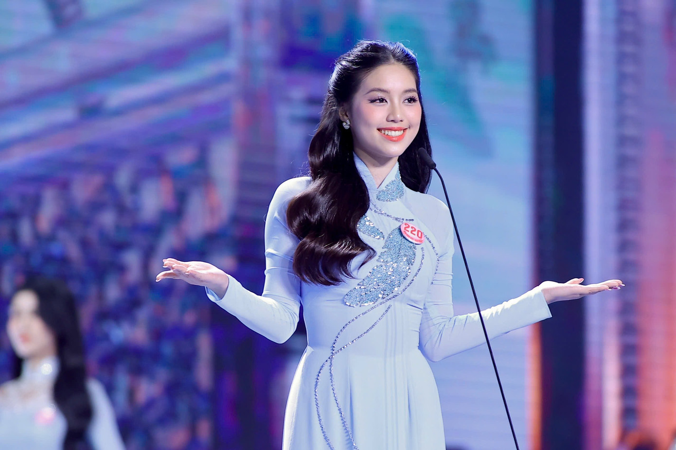 Trần Ngọc Châu Anh sinh năm 2003, đến từ Hà Nội, là sinh viên chuyên ngành Piano tại Học viện Âm nhạc quốc gia Việt Nam. Cô cũng là Thiếu úy quân nhân chuyên nghiệp, công tác tại Khoa Âm nhạc, Đại học Văn hóa Nghệ thuật Quân đội. Trần Ngọc Châu Anh sinh năm 2003, đến từ Hà Nội, là sinh viên chuyên ngành Piano tại Học viện Âm nhạc quốc gia Việt Nam. Cô cũng là Thiếu úy quân nhân chuyên nghiệp, công tác tại Khoa Âm nhạc, Đại học Văn hóa Nghệ thuật Quân đội.