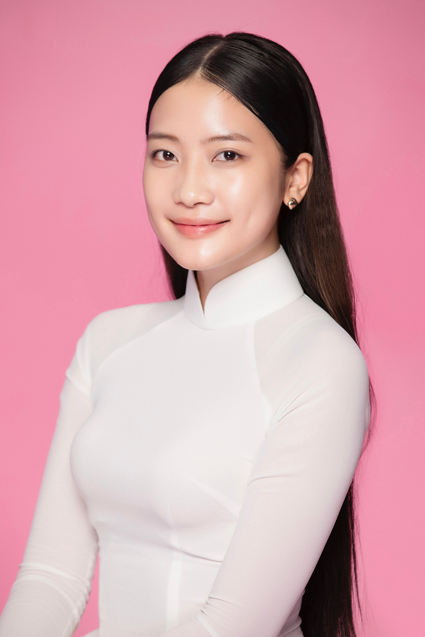 Thí sinh Đặng Ngọc Bảo Nhi sinh năm 2006, đến từ Đà Nẵng, sinh viên Đại học FPT Đà Nẵng. Cô có khả năng giao tiếp bằng tiếng Anh, tiếng Trung và chơi 4 loại nhạc cụ. Thí sinh Phùng Thị Hương Giang sinh năm 2004, sinh viên Đại học Greenwich Việt Nam. Cô sở hữu chiều cao 1,75 m, số đo ba vòng lần lượt là 80-63-96 cm.