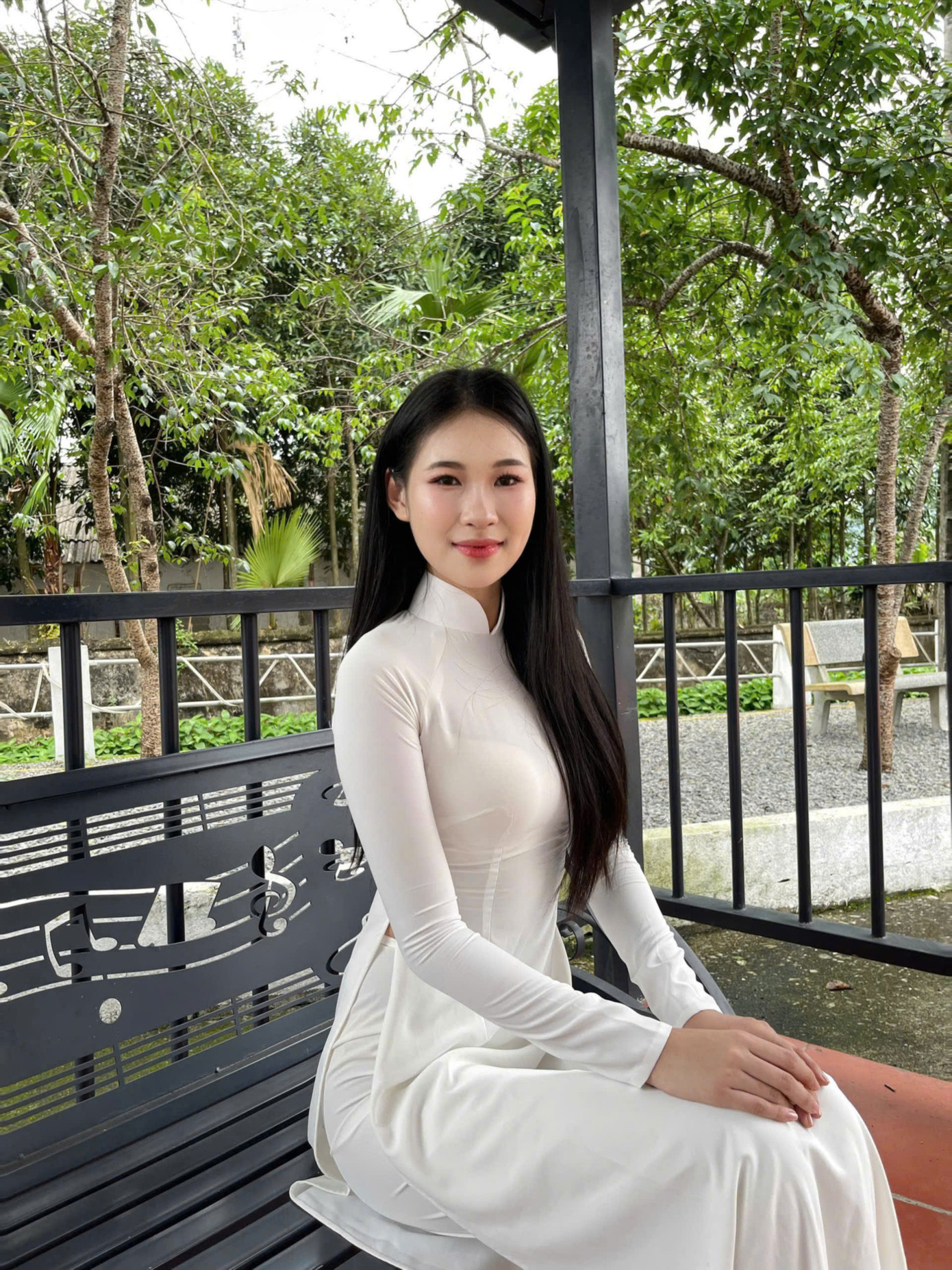 Dịp lễ 30/4, thí sinh Hoàng Thị Hiền Nhi (SBD 547) tranh thủ về quê thăm gia đình sau hơn một tháng ở nhà chung Hoa hậu Việt Nam 2024. “Về đến nhà, tôi thấy vui lắm. Cảm giác được trở lại nơi quen thuộc, gặp lại người thân thật ấm áp. Ông bà hỏi han tôi đủ thứ: Đi thi hoa hậu có mệt không, ăn uống ra sao… Nghe giọng ông bà mà tự nhiên tôi muốn ôm thật chặt”, Hiền Nhi chia sẻ. Dịp lễ 30/4, thí sinh Hoàng Thị Hiền Nhi (SBD 547) tranh thủ về quê thăm gia đình sau hơn một tháng ở nhà chung Hoa hậu Việt Nam 2024. “Về đến nhà, tôi thấy vui lắm. Cảm giác được trở lại nơi quen thuộc, gặp lại người thân thật ấm áp. Ông bà hỏi han tôi đủ thứ: Đi thi hoa hậu có mệt không, ăn uống ra sao… Nghe giọng ông bà mà tự nhiên tôi muốn ôm thật chặt”, Hiền Nhi chia sẻ.