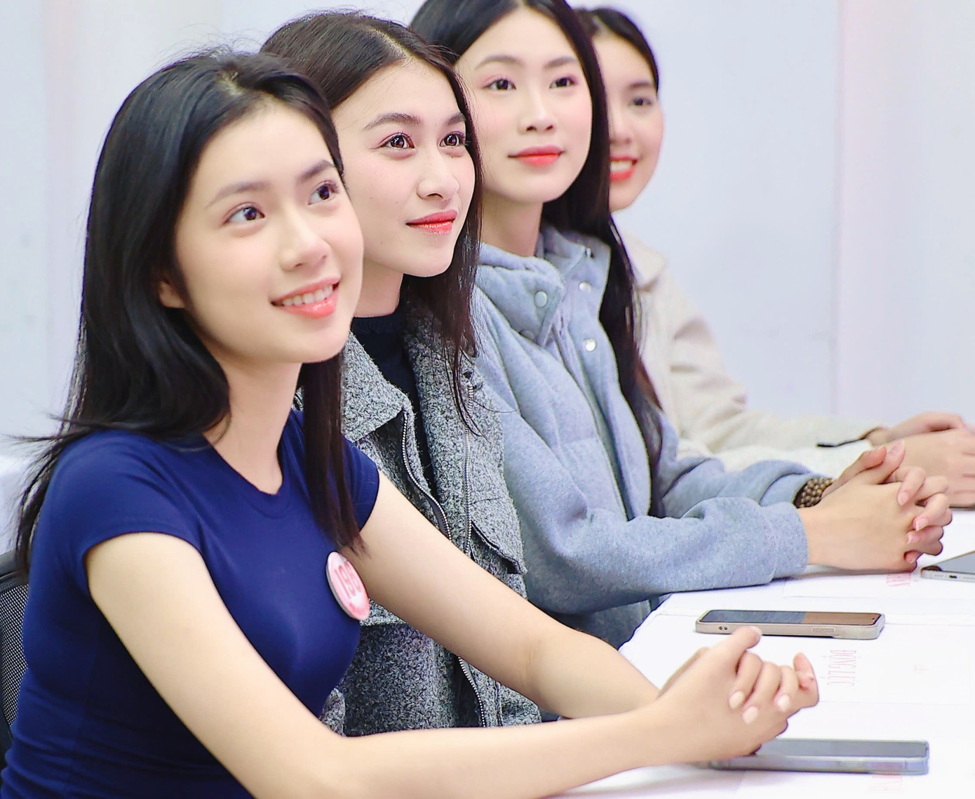 Chiều 1/4, các thí sinh Hoa hậu Việt Nam có buổi học kỹ năng mềm về thuyết trình. Đây cũng là hoạt động đầu tiên của Top 41 tại nhà chung ở Hà Nội.