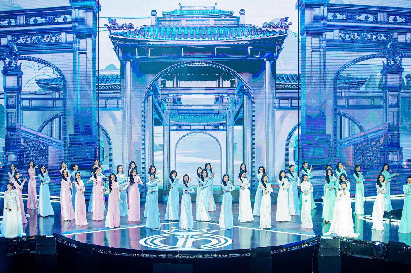 41 thí sinh đồng diễn áo dài trên nền nhạc Việt Nam hào quang rực sáng, được dàn dựng công phu kết hợp giữa âm nhạc, vũ đạo và tà áo dài truyền thống, chiếc nón lá. Phần thi thể hiện đậm nét tinh thần dân tộc và vẻ đẹp nữ tính của người phụ nữ Việt Nam. 41 thí sinh đồng diễn áo dài trên nền nhạc Việt Nam hào quang rực sáng, được dàn dựng công phu kết hợp giữa âm nhạc, vũ đạo và tà áo dài truyền thống, chiếc nón lá. Phần thi thể hiện đậm nét tinh thần dân tộc và vẻ đẹp nữ tính của người phụ nữ Việt Nam.