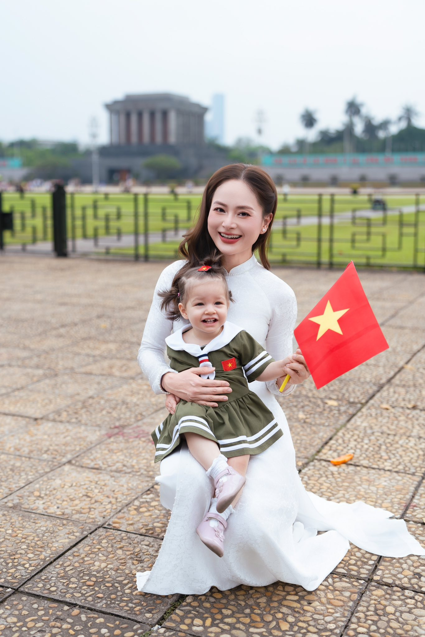 Lan Phương sinh năm 1983, là diễn viên quen mặt của phim truyền hình. Cô biến hóa và gây ấn tượng qua nhiều vai diễn trong các phim như Cô gái xấu xí, Cả một đời ân oán, Thương ngày nắng về, Gia đình mình vui bất thình lình, Tết ở làng địa ngục… Lan Phương sinh năm 1983, là diễn viên quen mặt của phim truyền hình. Cô biến hóa và gây ấn tượng qua nhiều vai diễn trong các phim như Cô gái xấu xí, Cả một đời ân oán, Thương ngày nắng về, Gia đình mình vui bất thình lình, Tết ở làng địa ngục…