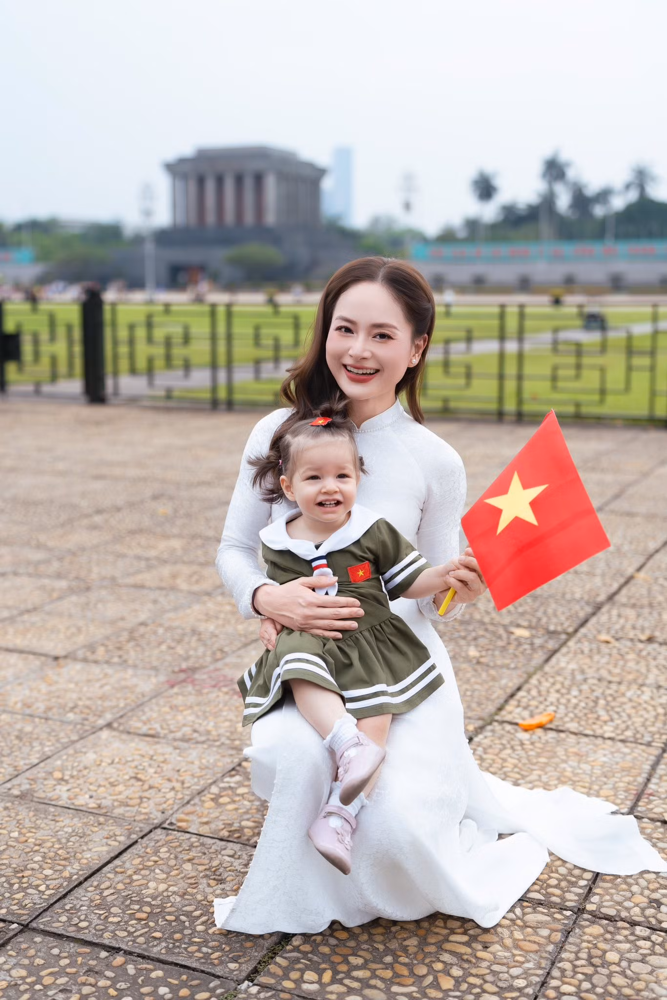 Lan Phương sinh năm 1983, là diễn viên quen mặt của phim truyền hình. Cô biến hóa và gây ấn tượng qua nhiều vai diễn trong các phim như Cô gái xấu xí, Cả một đời ân oán, Thương ngày nắng về, Gia đình mình vui bất thình lình, Tết ở làng địa ngục… Lan Phương sinh năm 1983, là diễn viên quen mặt của phim truyền hình. Cô biến hóa và gây ấn tượng qua nhiều vai diễn trong các phim như Cô gái xấu xí, Cả một đời ân oán, Thương ngày nắng về, Gia đình mình vui bất thình lình, Tết ở làng địa ngục…