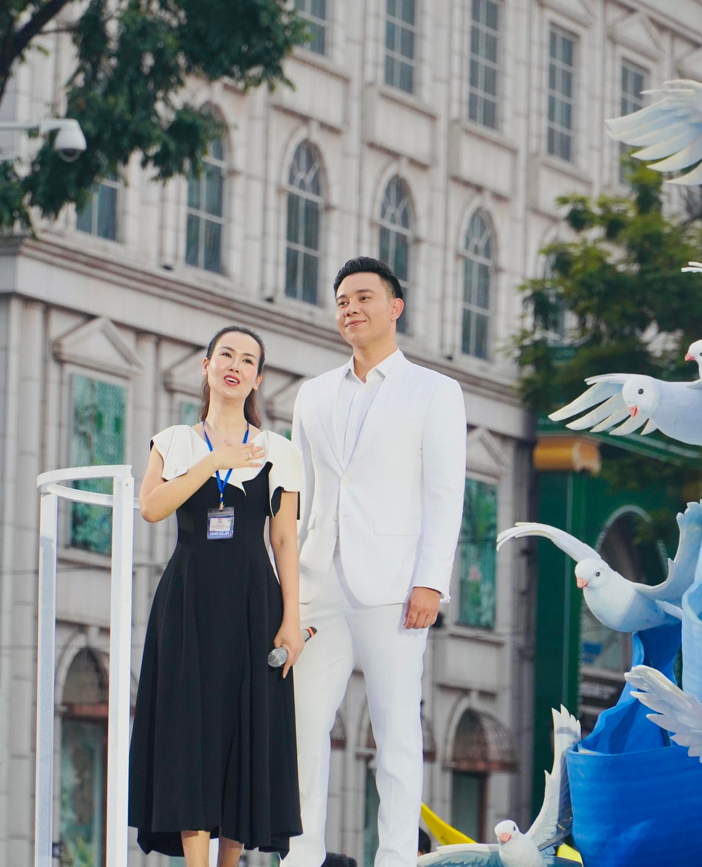 “Hơn 10 năm kể từ sân khấu chung đầu tiên rồi Trâm nhỉ? Hai chị em nhiều lần đứng chung sân khấu trong các sự kiện. Nhưng với ‘Concert Quốc gia’ lần này, chắc chắn là một tâm thế rất khác. Vì đây là một nhiệm vụ, nhiệm vụ đóng góp một phần nhỏ bé trong Đại lễ hào hùng của đất nước. Chúng tôi là một trong số những người may mắn được trao nhiệm vụ này. Nhất định trọn vẹn, rực rỡ nhé”, ca sĩ Đông Hùng viết. Anh cùng ca sĩ Võ Hạ Trâm song ca bài Viết tiếp câu chuyện hòa bình tại lễ Kỷ niệm 50 năm Ngày Giải phóng miền Nam, thống nhất đất nước.