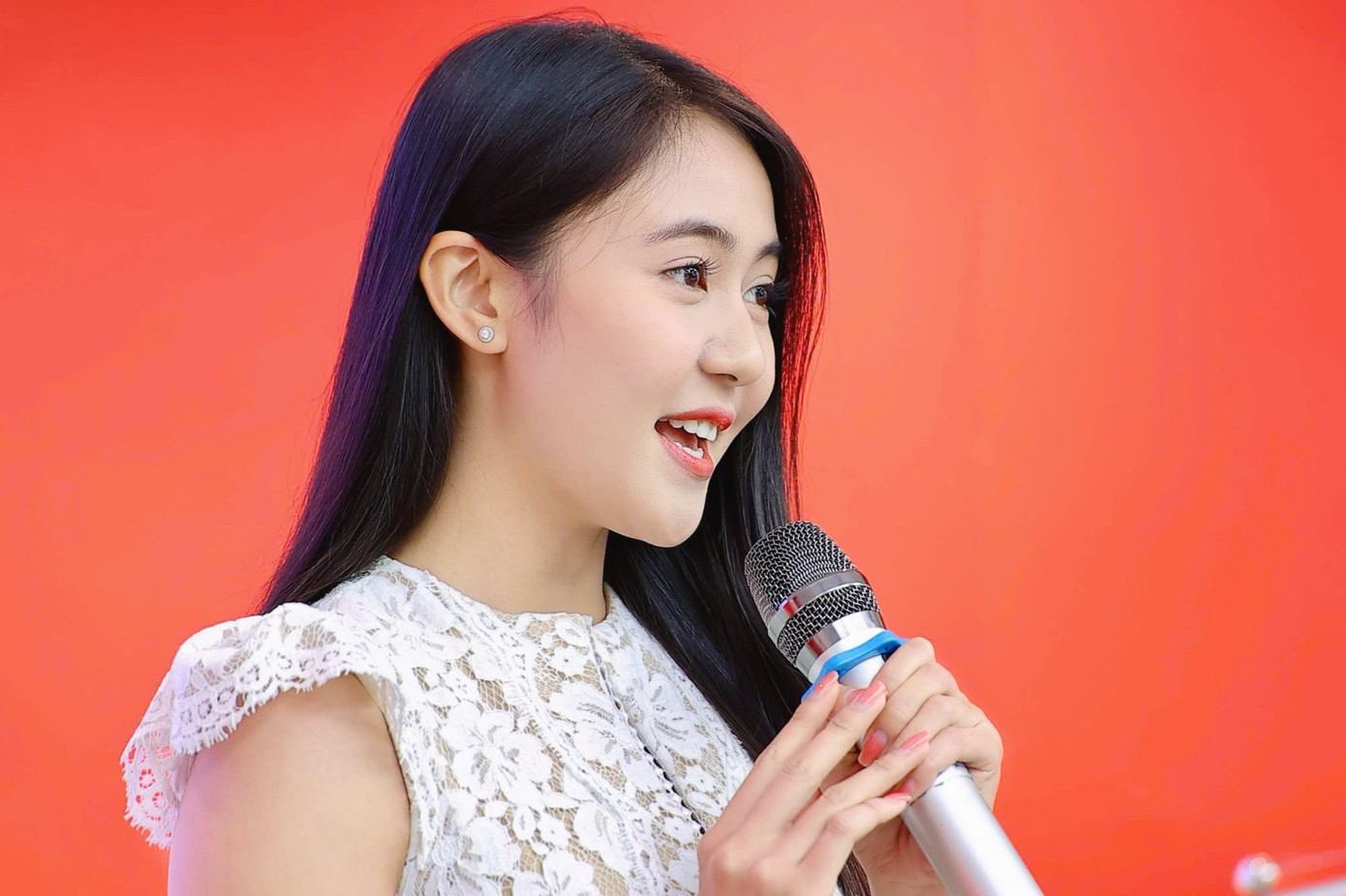 Với từ khóa Rạng rỡ, thí sinh Lê Thị Mỹ Dung (SBD 934) chia sẻ đây cũng là chủ đề của cuộc thi Hoa hậu Việt Nam 2024 mà cô đặc biệt ấn tượng. "Một người phụ nữ rạng rỡ khi tìm ra giá trị của mình. Bản thân tôi đang trên đường học hỏi và trau dồi để trở thành người phụ nữ không chỉ rạng rỡ về ngoại hình, còn tỏa sáng về nội tâm", Mỹ Dung nói.