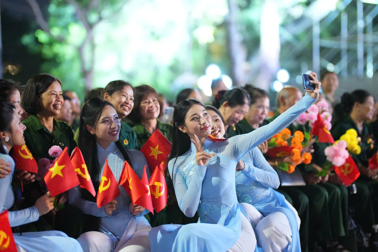 Thí sinh Trần Huyền Cơ cho biết cô cùng Top 41 Hoa hậu Việt Nam vừa có trải nghiệm vô cùng ý nghĩa tại vùng đất lửa Quảng Trị, hướng về kỷ niệm 50 năm Ngày Giải phóng miền Nam, thống nhất đất nước.