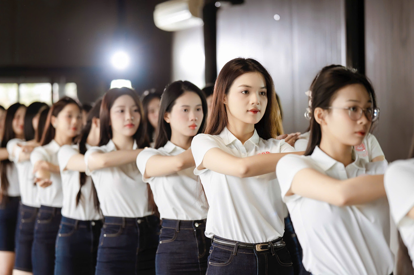 Thí sinh Hoa hậu Việt Nam được chuyên gia hướng dẫn cụ thể từng chi tiết, câu từ.