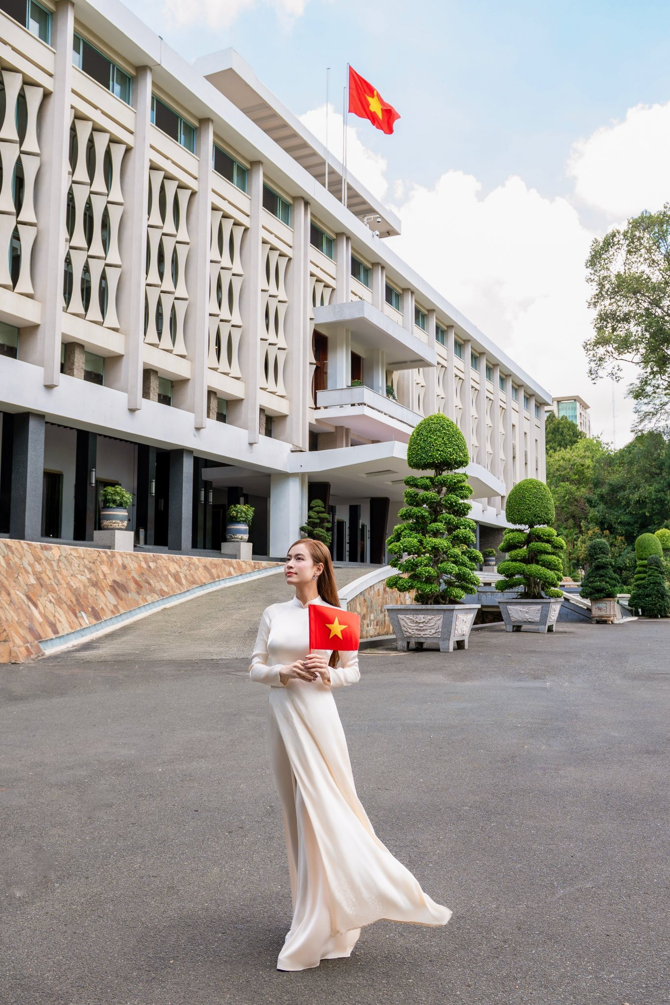 Hoàng Thùy Linh chia sẻ trên trang cá nhân loạt ảnh mặc áo dài, cầm lá cờ đỏ sao vàng. Cô viết: “Chúng ta là người Việt Nam”. Hoàng Thùy Linh chia sẻ trên trang cá nhân loạt ảnh mặc áo dài, cầm lá cờ đỏ sao vàng. Cô viết: “Chúng ta là người Việt Nam”.