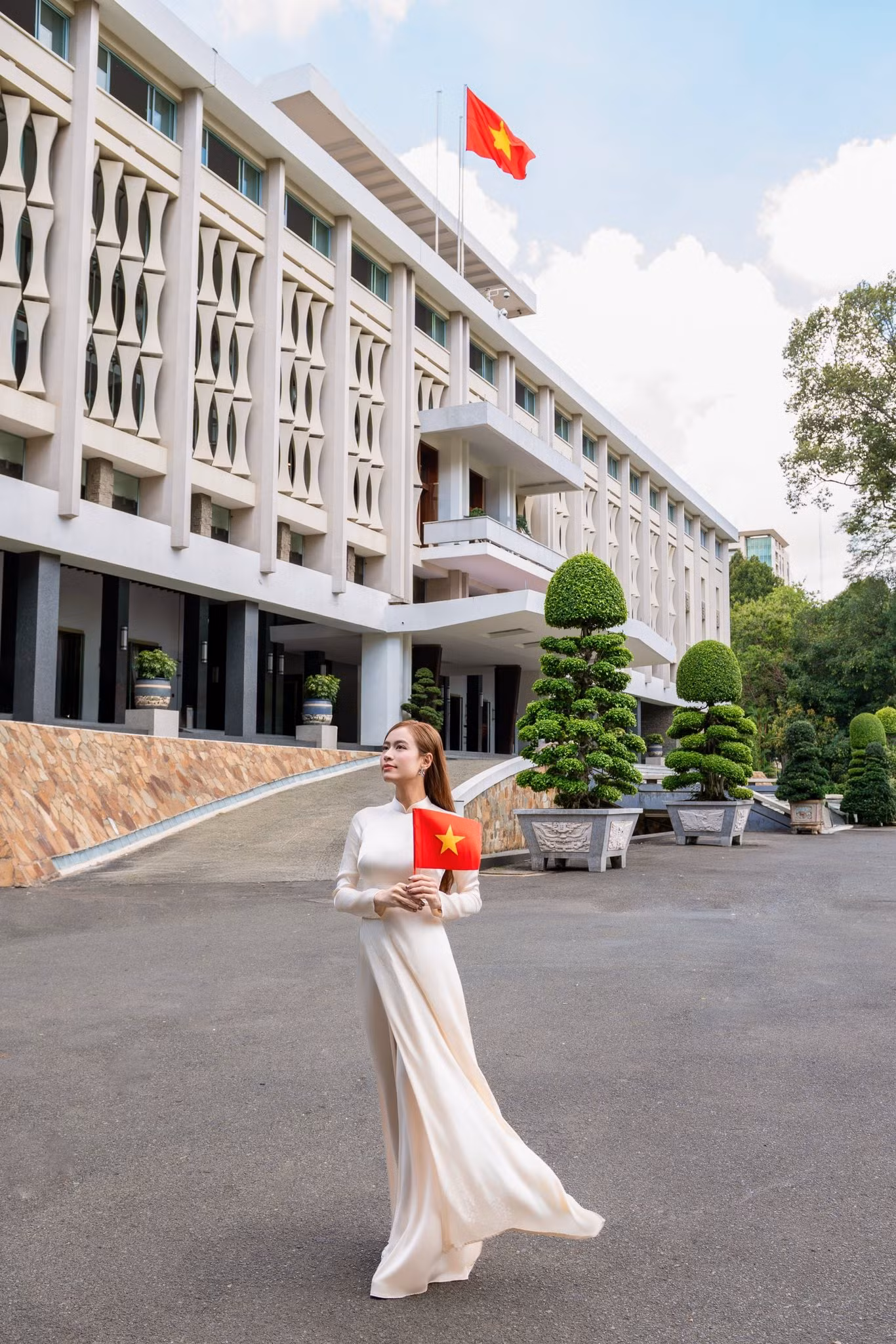 Hoàng Thùy Linh chia sẻ trên trang cá nhân loạt ảnh mặc áo dài, cầm lá cờ đỏ sao vàng. Cô viết: “Chúng ta là người Việt Nam”. Hoàng Thùy Linh chia sẻ trên trang cá nhân loạt ảnh mặc áo dài, cầm lá cờ đỏ sao vàng. Cô viết: “Chúng ta là người Việt Nam”.