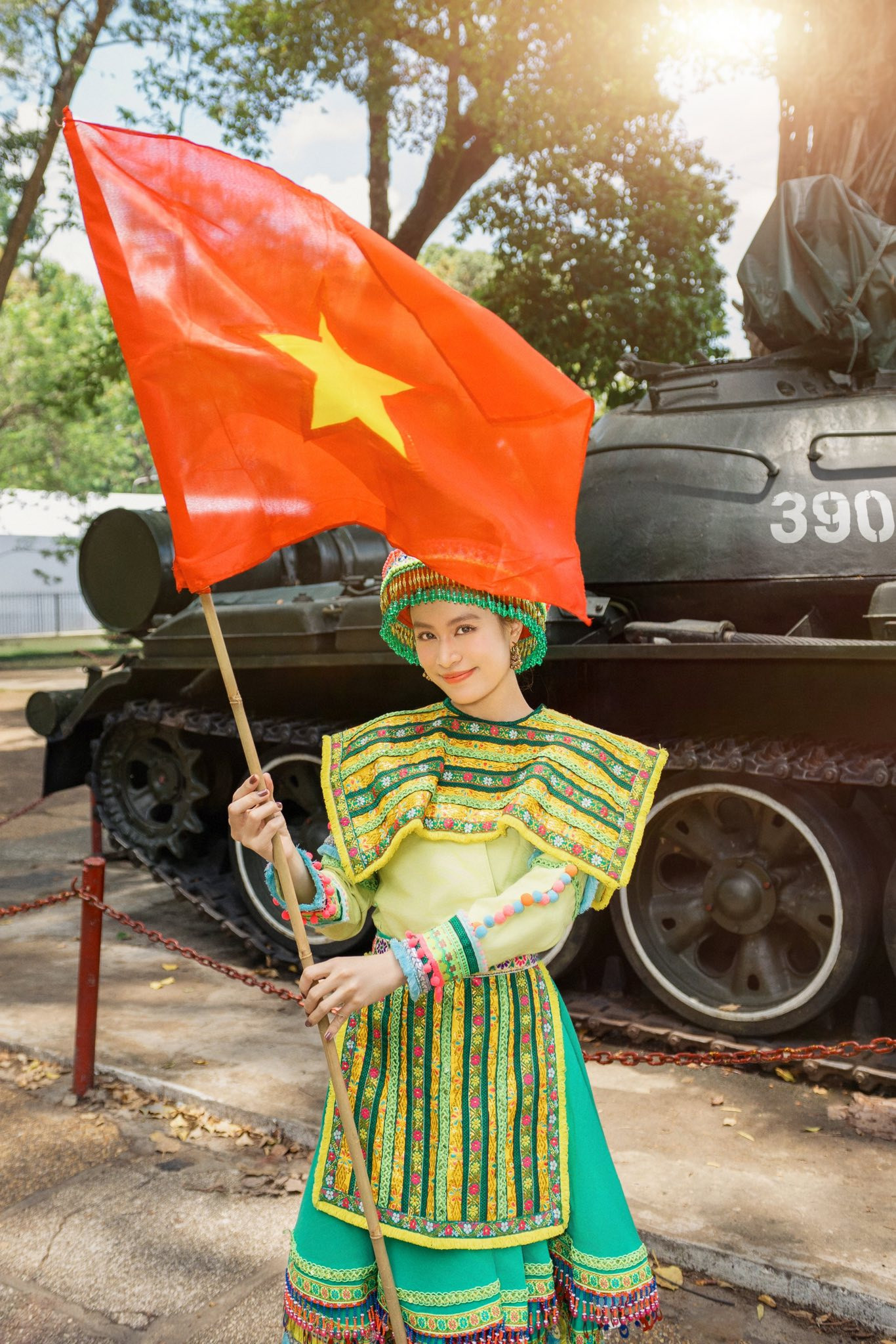 Cô tiếp tục biến hóa trong trang phục truyền thống dân tộc, lấy cảm hứng từ ca khúc Để Mị nói cho mà nghe. Cô tiếp tục biến hóa trong trang phục truyền thống dân tộc, lấy cảm hứng từ ca khúc Để Mị nói cho mà nghe.