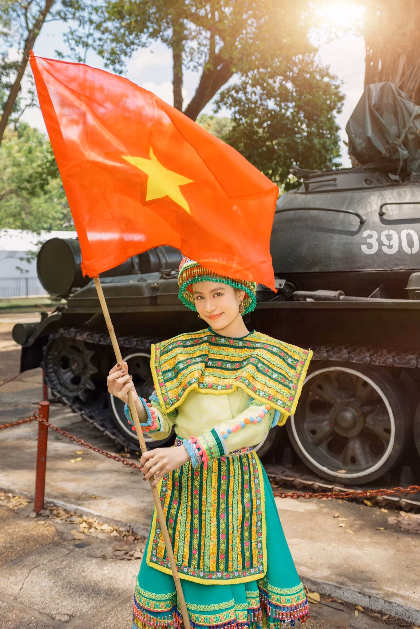 Cô tiếp tục biến hóa trong trang phục truyền thống dân tộc, lấy cảm hứng từ ca khúc Để Mị nói cho mà nghe. Cô tiếp tục biến hóa trong trang phục truyền thống dân tộc, lấy cảm hứng từ ca khúc Để Mị nói cho mà nghe.