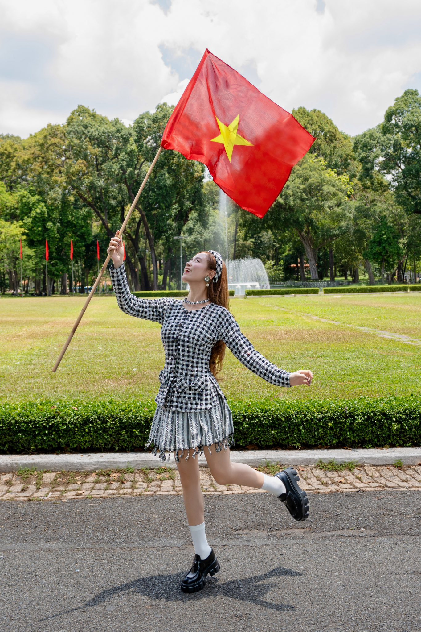 Bộ trang phục biến tấu từ họa tiết chiếc khăn rằn của Hoàng Thùy Linh nhận được nhiều lời khen của khán giả. Hoạt động sôi nổi trong lĩnh vực âm nhạc, Hoàng Thùy Linh bén duyên và từng góp mặt trong một bộ phim truyền hình, phát khung giờ vàng của VTV như Mê cung, Không ngại cưới chỉ cần một lý do... Bộ trang phục biến tấu từ họa tiết chiếc khăn rằn của Hoàng Thùy Linh nhận được nhiều lời khen của khán giả. Hoạt động sôi nổi trong lĩnh vực âm nhạc, Hoàng Thùy Linh bén duyên và từng góp mặt trong một bộ phim truyền hình, phát khung giờ vàng của VTV như Mê cung, Không ngại cưới chỉ cần một lý do...