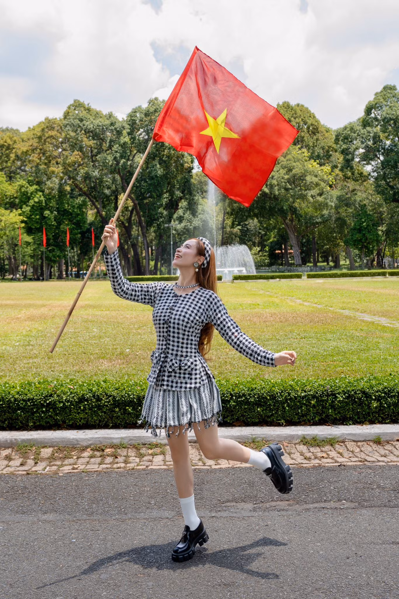 Bộ trang phục biến tấu từ họa tiết chiếc khăn rằn của Hoàng Thùy Linh nhận được nhiều lời khen của khán giả. Hoạt động sôi nổi trong lĩnh vực âm nhạc, Hoàng Thùy Linh bén duyên và từng góp mặt trong một bộ phim truyền hình, phát khung giờ vàng của VTV như Mê cung, Không ngại cưới chỉ cần một lý do... Bộ trang phục biến tấu từ họa tiết chiếc khăn rằn của Hoàng Thùy Linh nhận được nhiều lời khen của khán giả. Hoạt động sôi nổi trong lĩnh vực âm nhạc, Hoàng Thùy Linh bén duyên và từng góp mặt trong một bộ phim truyền hình, phát khung giờ vàng của VTV như Mê cung, Không ngại cưới chỉ cần một lý do...