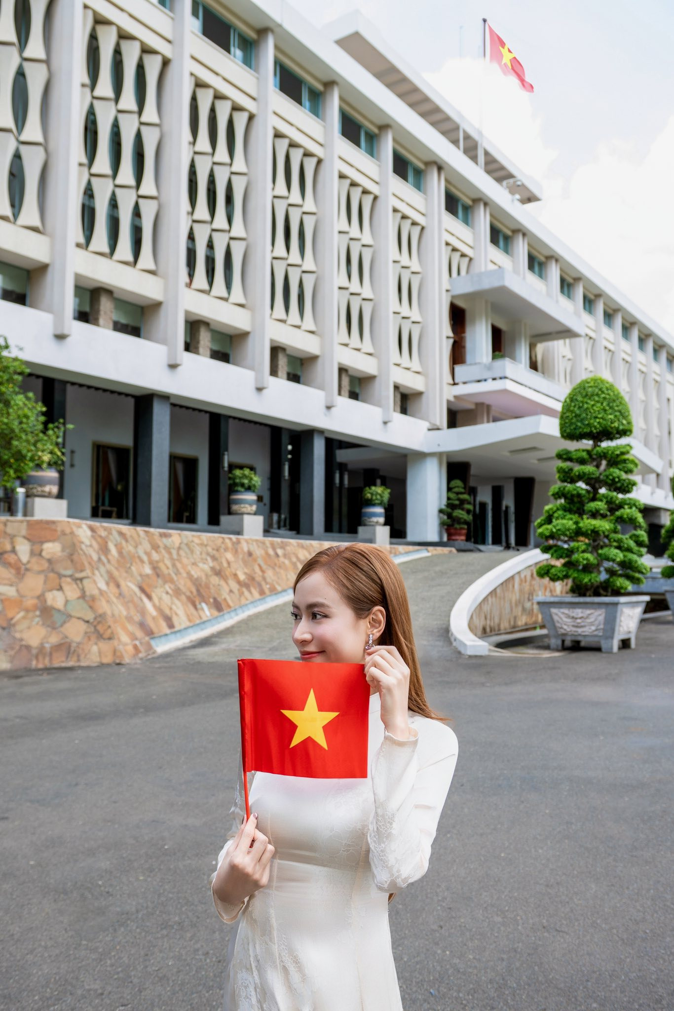 Hoàng Thùy Linh chia sẻ trên trang cá nhân loạt ảnh mặc áo dài, cầm lá cờ đỏ sao vàng. Cô viết: “Chúng ta là người Việt Nam”. Hoàng Thùy Linh chia sẻ trên trang cá nhân loạt ảnh mặc áo dài, cầm lá cờ đỏ sao vàng. Cô viết: “Chúng ta là người Việt Nam”.