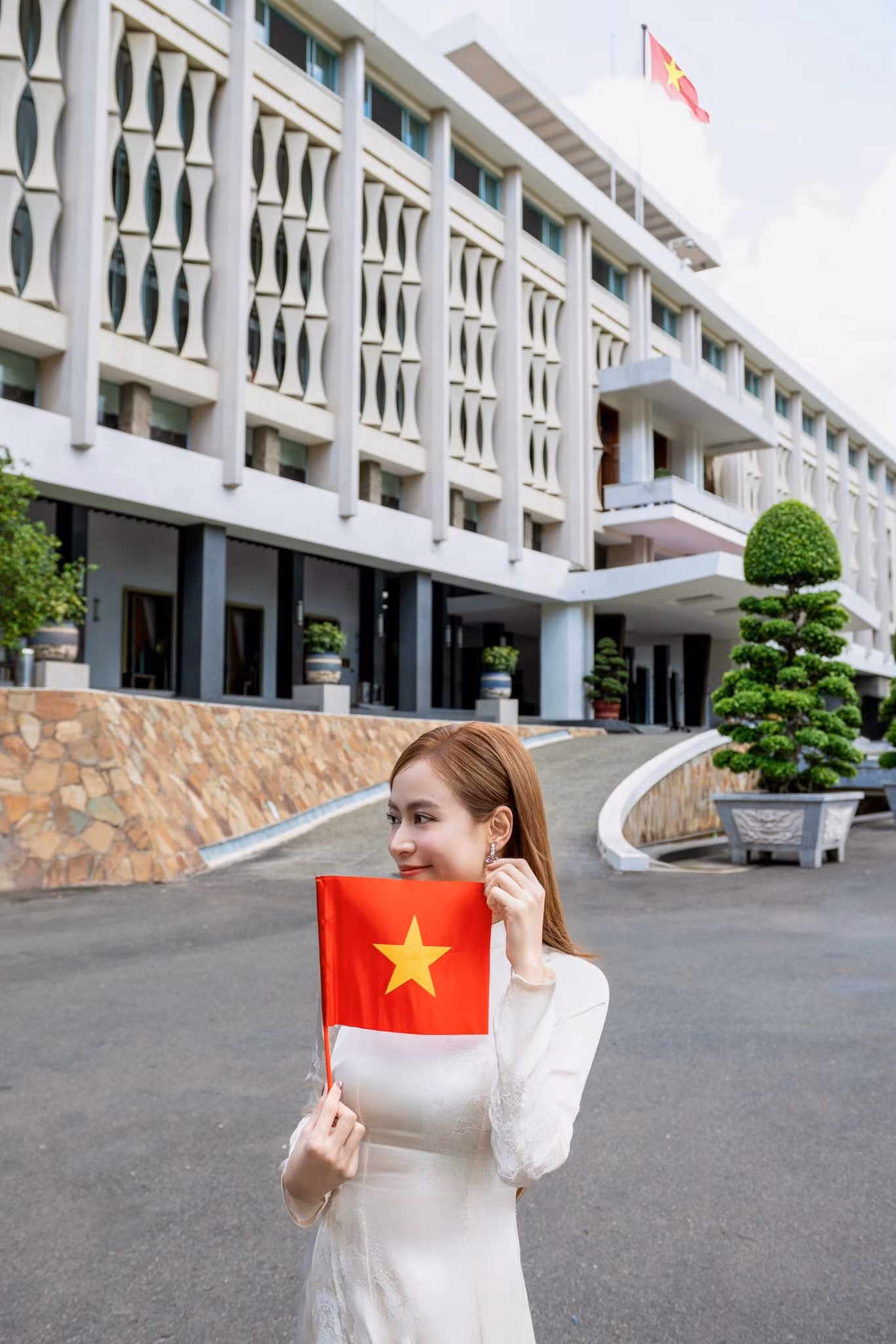 Hoàng Thùy Linh chia sẻ trên trang cá nhân loạt ảnh mặc áo dài, cầm lá cờ đỏ sao vàng. Cô viết: “Chúng ta là người Việt Nam”. Hoàng Thùy Linh chia sẻ trên trang cá nhân loạt ảnh mặc áo dài, cầm lá cờ đỏ sao vàng. Cô viết: “Chúng ta là người Việt Nam”.