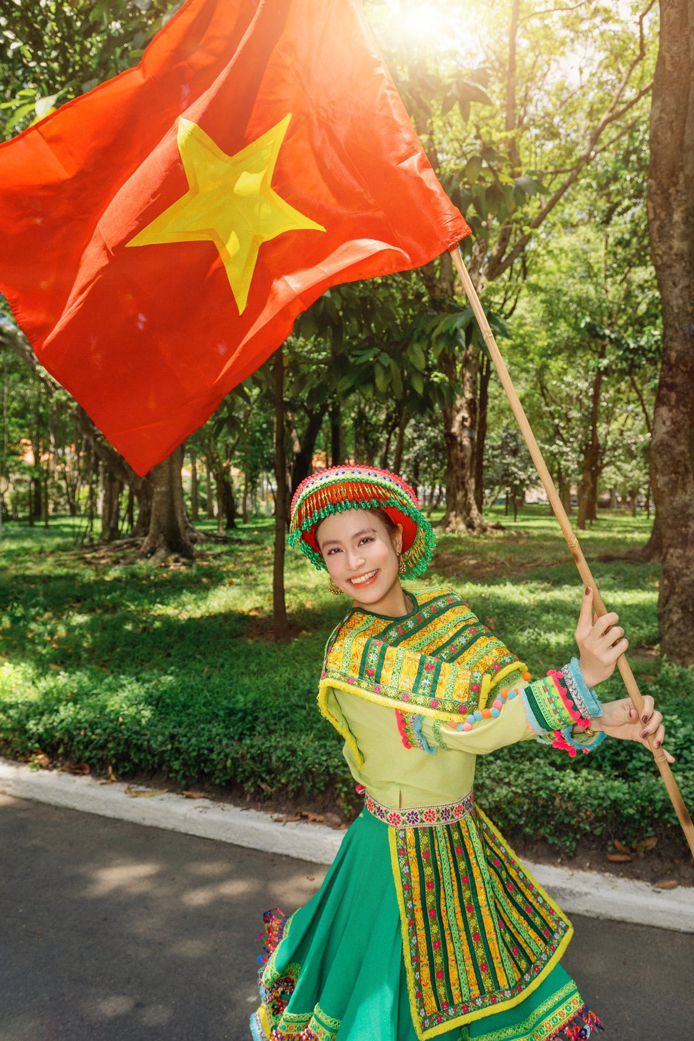 Cô tiếp tục biến hóa trong trang phục truyền thống dân tộc, lấy cảm hứng từ ca khúc Để Mị nói cho mà nghe. Cô tiếp tục biến hóa trong trang phục truyền thống dân tộc, lấy cảm hứng từ ca khúc Để Mị nói cho mà nghe.